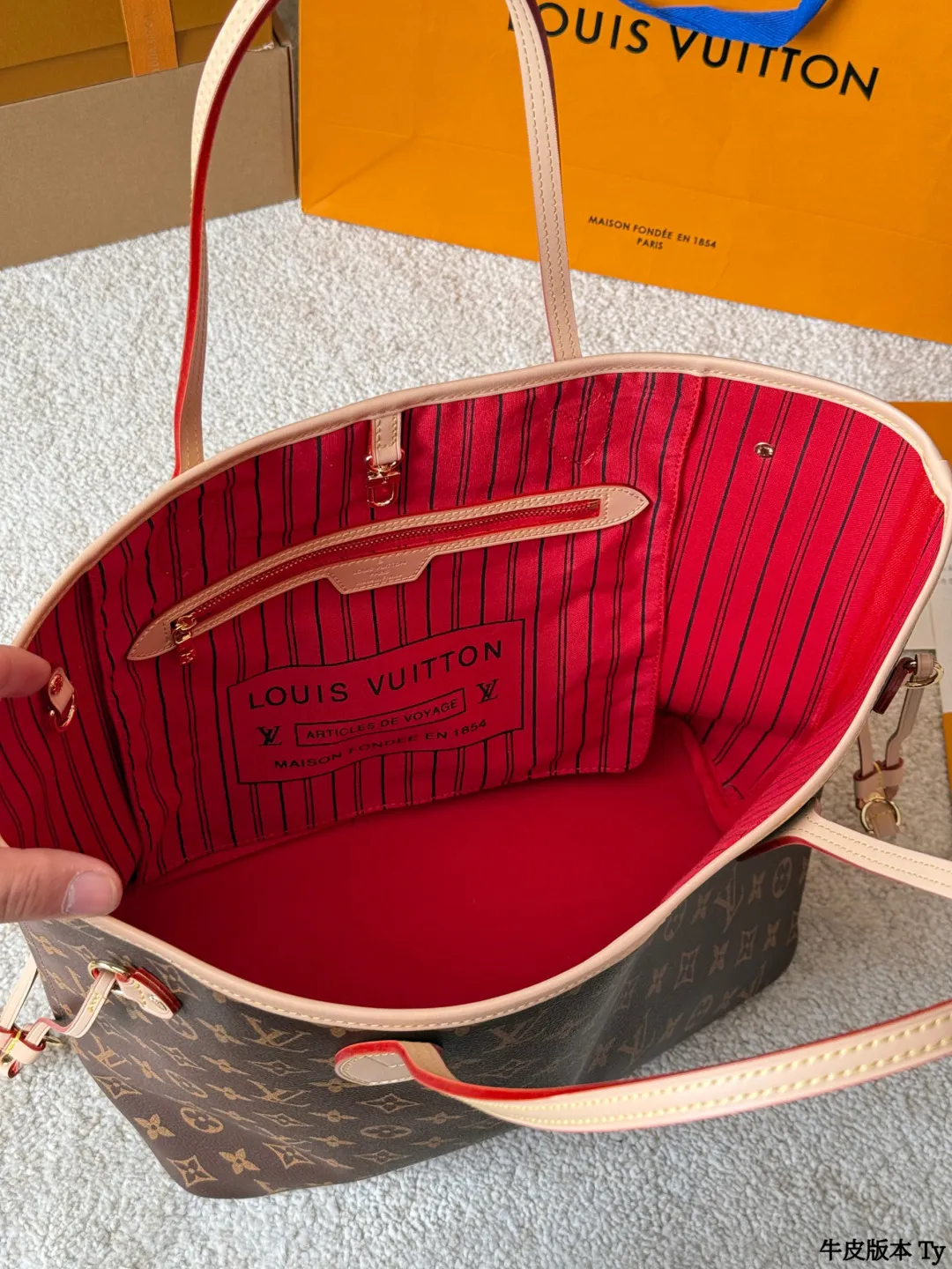 牛皮版本 p175 Lv 牛皮 L家 Neverfull 中号购物袋!入门级的款式哦!绝对的终身款!此物经典不言而喻!街拍和实用都是非常nb的选择!大家拿到后可以感受下,皮质颗粒之间空袭分明,宽度平均,摸上去软硬适中,变色皮哦!尺寸 :32 *28 (密封折叠礼盒包装 配海关贴 发票 免税店证书📄)