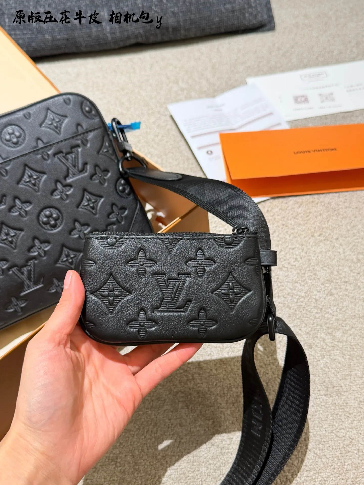 p210 LV TRIO黑武士邮差包，相机包 黑色全皮压花款，牛皮配黑色磨砂五金，酷酷的很有范儿，25x18.5x7cm：25x18.5x7cm 配盒子