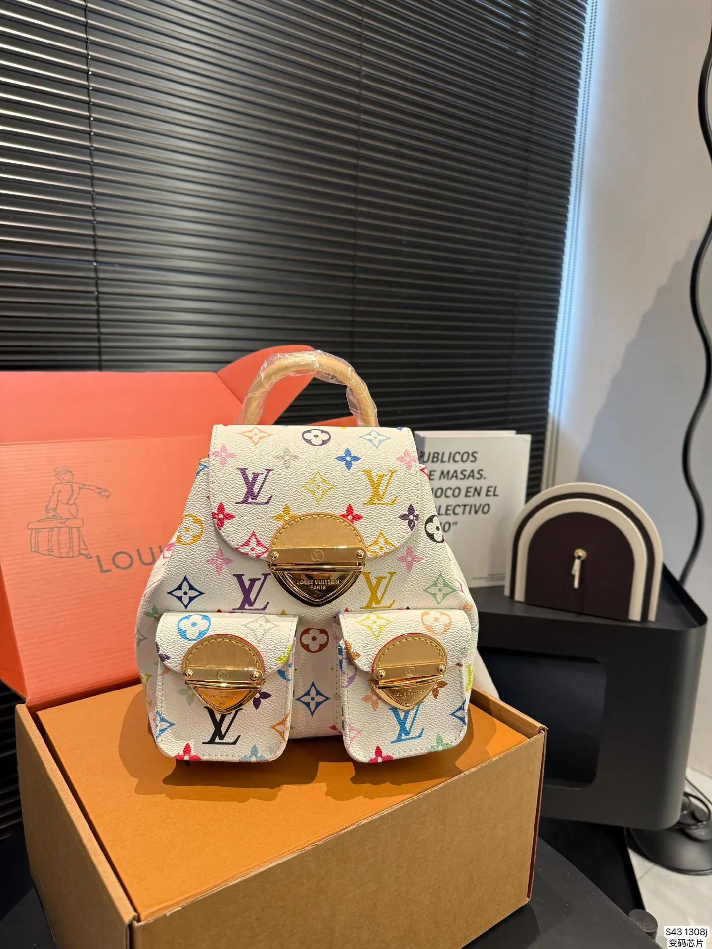P265 配飞机盒折叠盒子 LV双肩包 配变码芯片 LV尤物!人间白三彩真漂亮啊白三彩系列每一只都值得收藏,又可以搭配俏皮可爱下次想试试洒脱一点穿搭彩色老花 五彩缤纷的少女心满出来这只包适配乐开了花的心情 尺寸:20 20货号13081