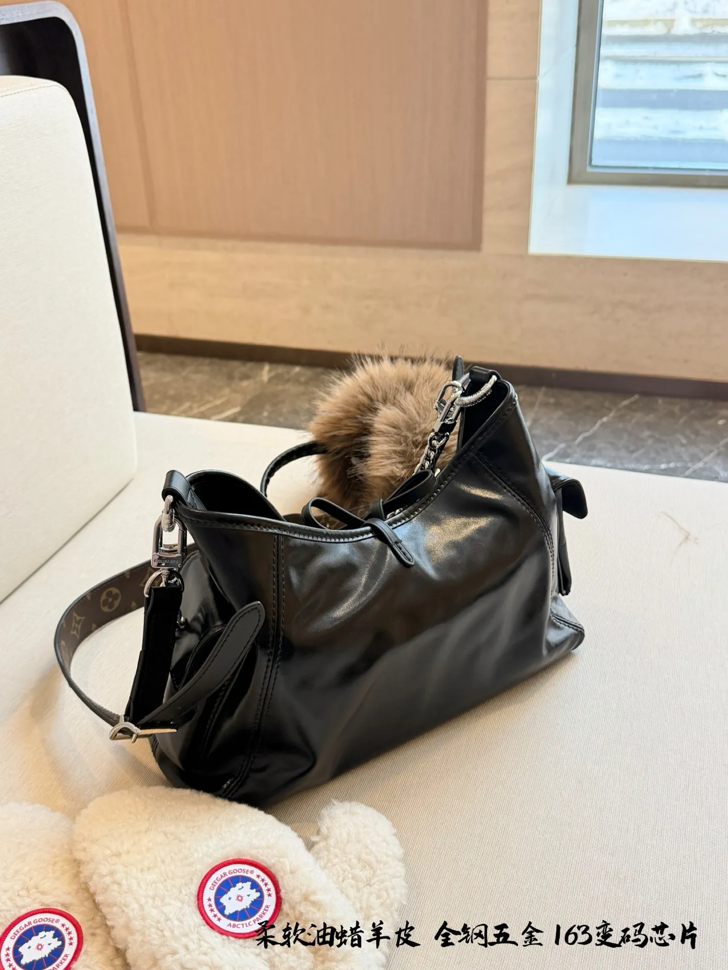 p350 升级羊皮版 LV Carrall小号黑武士] .,暗黑学院风/暗黑机车风● 今日份的酷感cool风暴，由LV的Carryall黑色羊皮包 包引领! 让你轻松成为酷酷日女孩 教经典黑色，如同暗夜中的神秘行者，低调中燃烧着酷劲儿的火a焰。 +羊皮材质，柔软如丝，细腻触感仿佛在与肌肤轻声呢喃。 自重很轻，超大容量，犹如一个无尽的宝藏口袋，轻松容纳你的日常所需，实用与时尚完美并存。宽肩带，不勒肩30cm全套包装