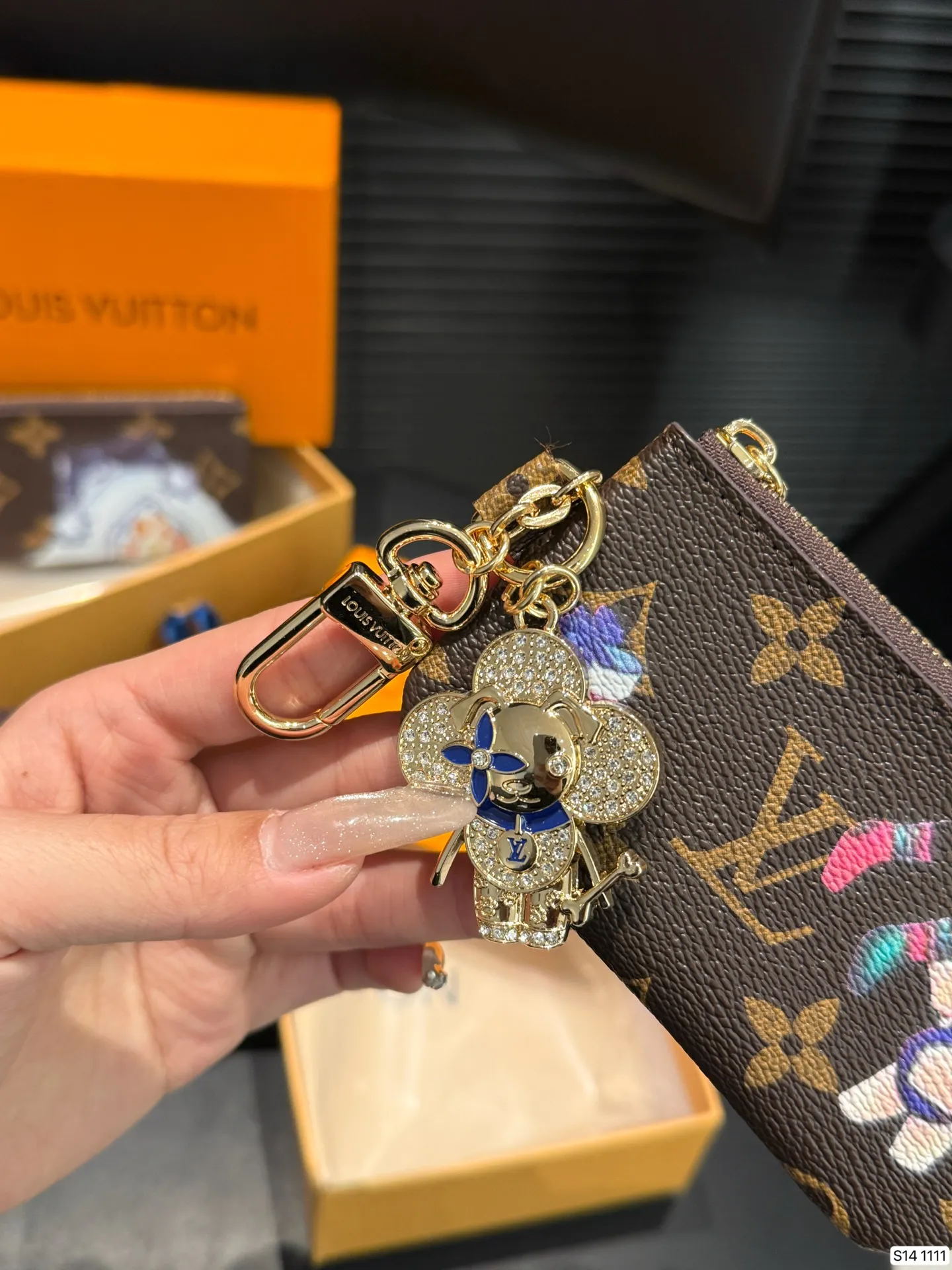 P120 配盒子 今天着重介绍一下我最爱的小卡包十钥匙包+零钱包: 驴牌老花~ 外形就比银行卡大一圈,内部刚好可以放下 尺寸11.5 6 货号1111