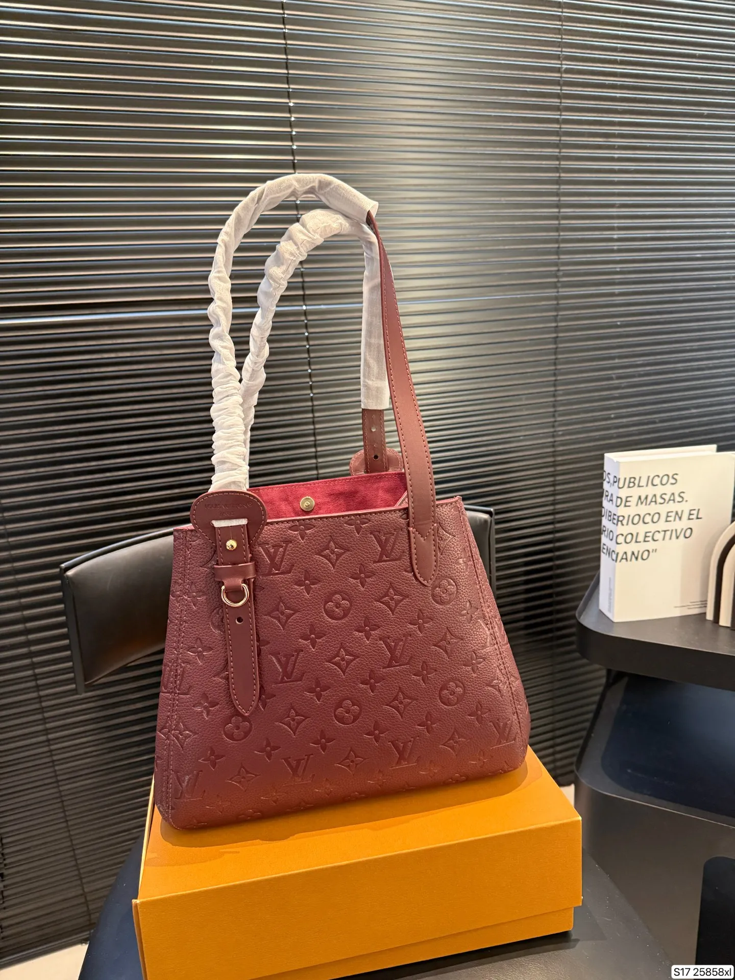 P135 配折叠盒 LV新款 all in one实拍,又优雅住了 LV皮质款一如既往的有质感哇🎊 这次出了黑色和大象灰两个颜色 比较低调一些,会更有质感 高质感轻松拿捏啦 尺寸28 25货号25858