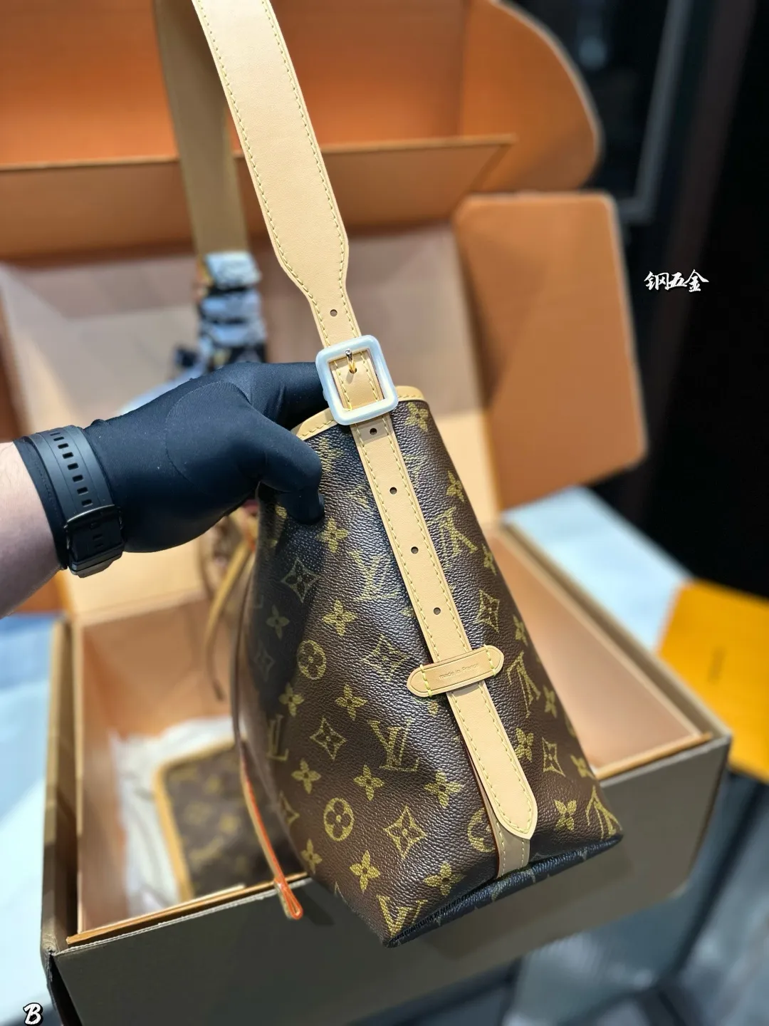 ❤️p275(折叠飞机礼盒)❤️ LV carryall老花购物袋届也有了新伙伴。Carryall=可以装下你的日常必备物品啦!单肩、腋下、手拎、斜挎,小子包还可以改造哦~和neverfull一样,一得俩!30cm