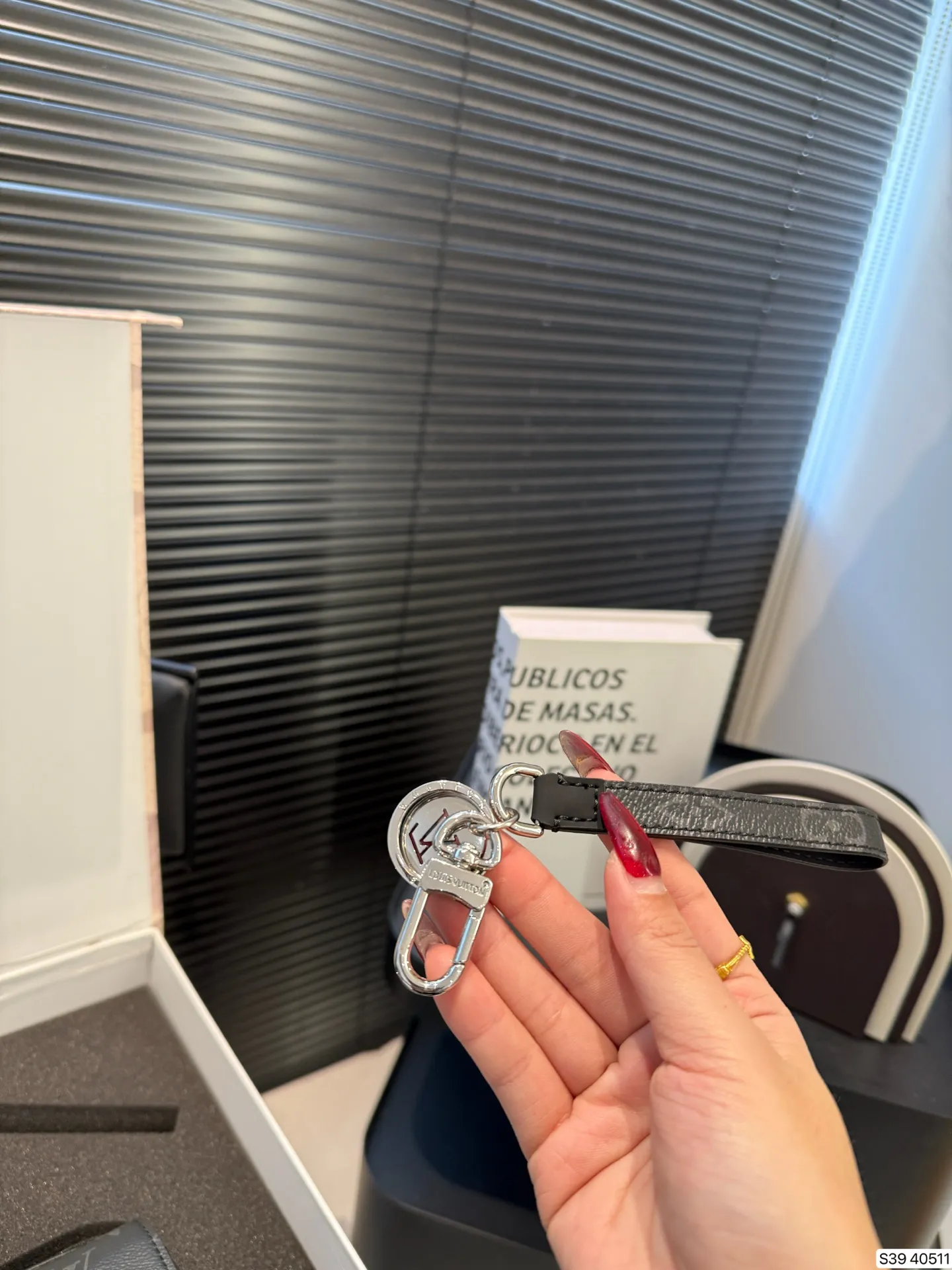 P245 配折叠盒子 经典Lv套盒 新款邮差黑武士➕挂件➕墨镜尺寸28 22 货号40511套盒