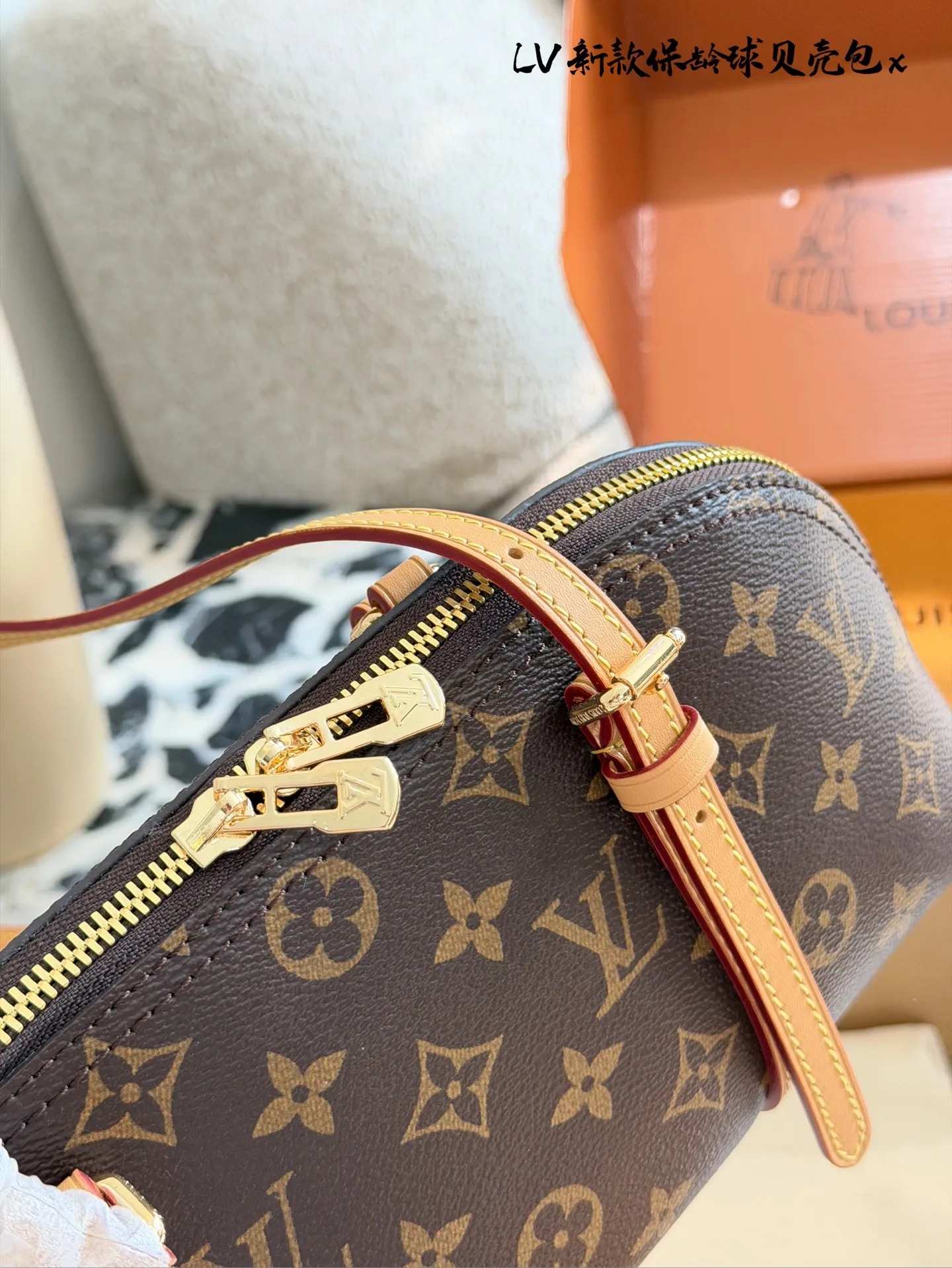 LV Papillon 26圆筒包p250 LV Papillon 26圆筒包，经典Monogram老花帆布+牛 皮饰边，复古优雅又实用! 26cm小巧尺寸，手提、单肩、斜挎都OK,，通勤休闲都能驾驭'+。灵感来自1940年代好莱坞，融合现代廓形，容量适中，日常物品轻松收纳。圆筒造型超有辨识度，是明星街拍和中古市场热门款，四季都能搭配，时髦又百搭!