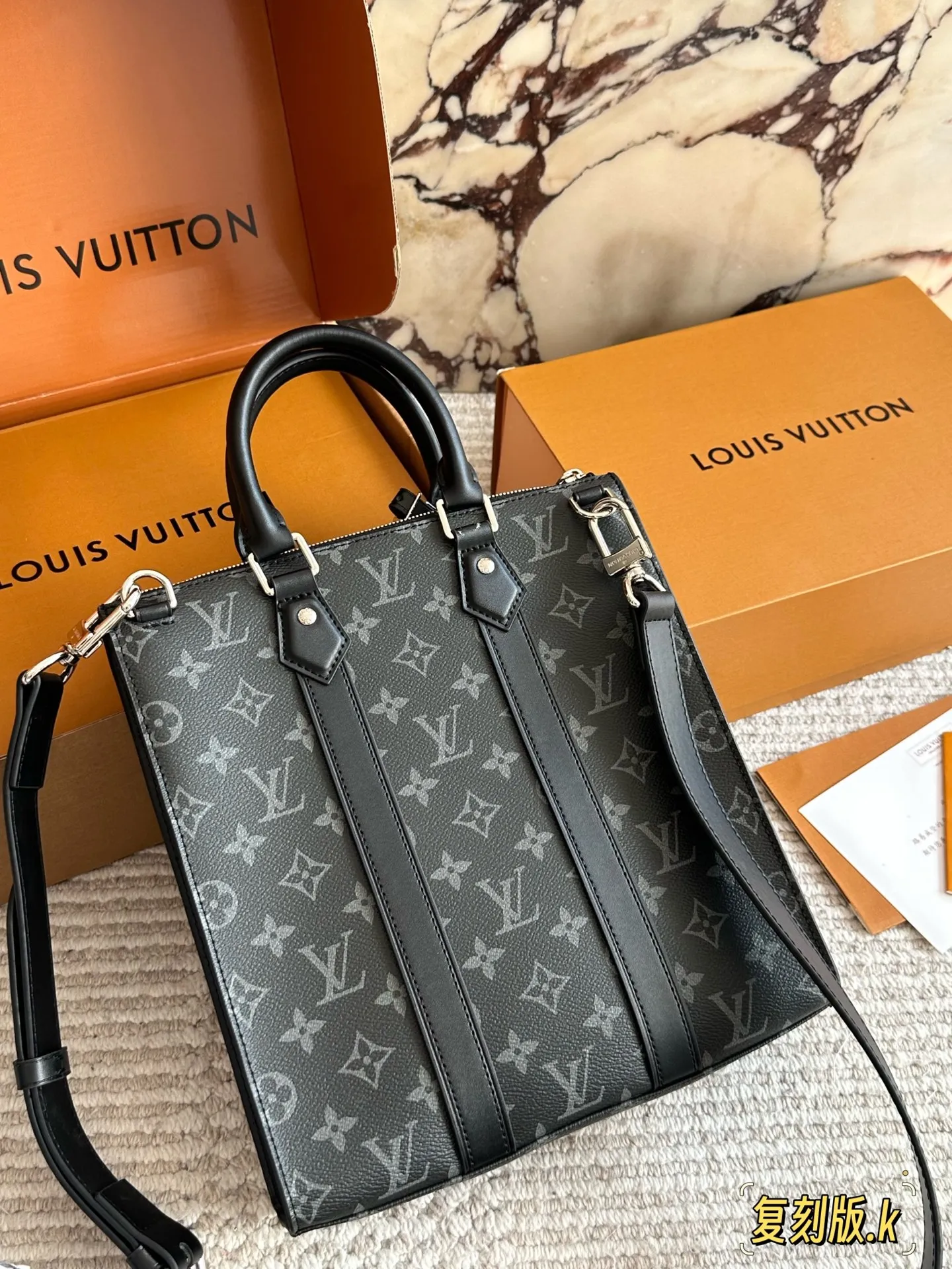 p220 配盒 lv 琴谱包 男包购物袋 万年不过时 专用LV面料原单五金 原版开模定制 男女同款 手感超软 超舒服 ⚠ 全部五金都带logo 配折叠礼盒尺寸 26 28cm