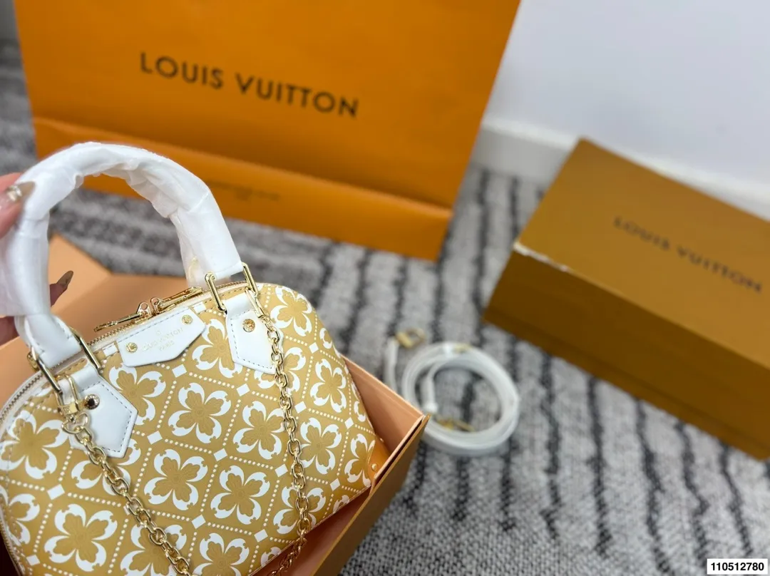 p190 配折叠盒 Lv Alma贝壳包 内敛!深沉!有味道! 这款百搭的经典手袋 依然很受现代的青睐! 尺寸:22 17