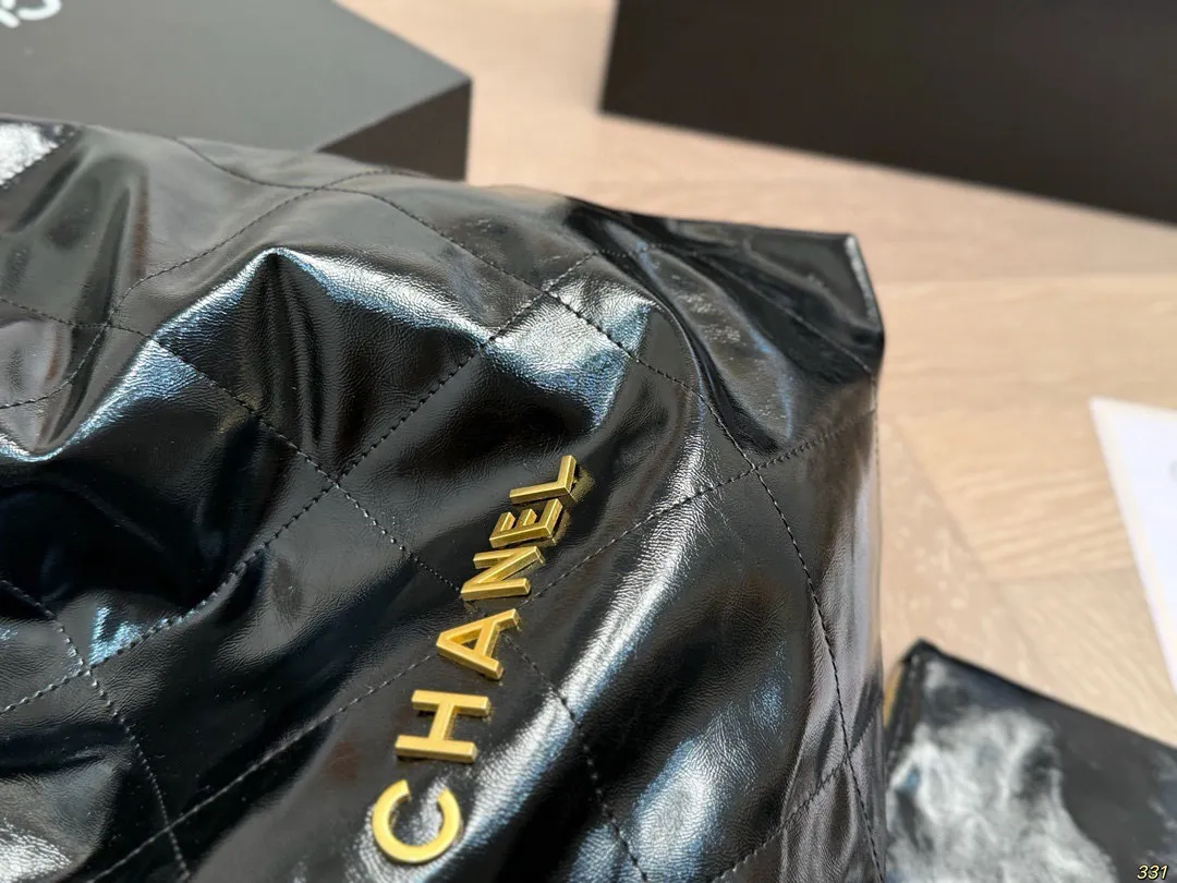 &yen;180全套飞机盒包装 油蜡皮香奈儿金币包购物袋 Chanel22bag垃圾袋真的太美啦 高级的情冷感扑面而来 超级酷 可盐可甜 给你淡淡的清新 日常出街首选 尺寸：39 42