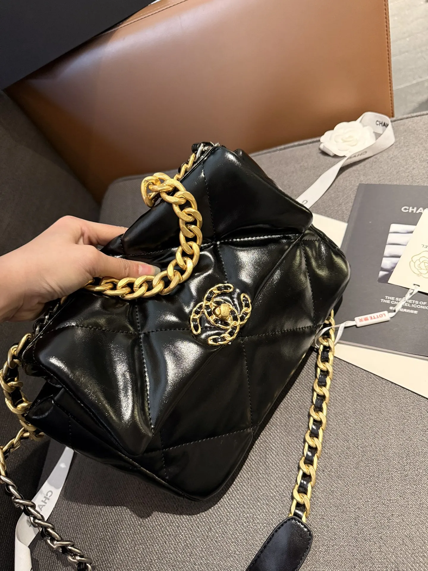 油蜡牛皮p160 折叠礼盒包装 原单专柜品质 Chanel 19 最近好多明星都在背Chanel 19 这款包是由老佛爷Karl Lagerfeld和Chanel现任创意总监Virginie Viard共同创作完成的！所以整体造型延续了经典的元素，又多了些特别的小设计。周迅、刘雯、欧阳娜娜、宋茜、娜扎最近都背了这款19。这款全新推出的#香奈儿19手袋#大家爱吗f？尺寸26cm