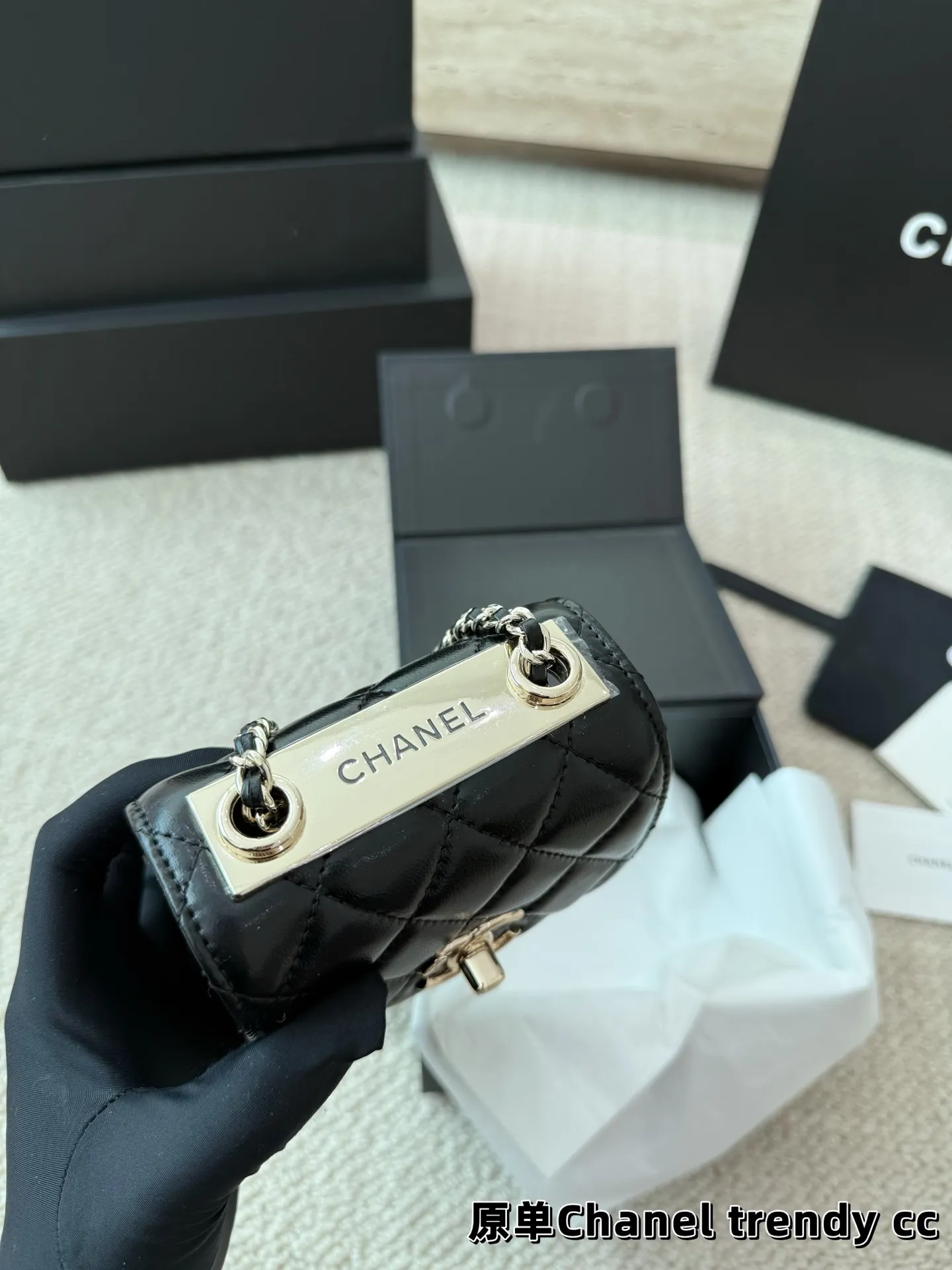 P140 礼盒🎁 香奈儿Chanel trendy cc 时髦✔️又可当小挎包! 高级的黑金配色很有𝐕𝐢𝐧𝐭𝐚𝐠𝐞的味道〰️ 即使穿的很简洁 配上它也瞬间𝐂𝐇𝐢𝐜 爱了 爱了~ 尺寸11.11