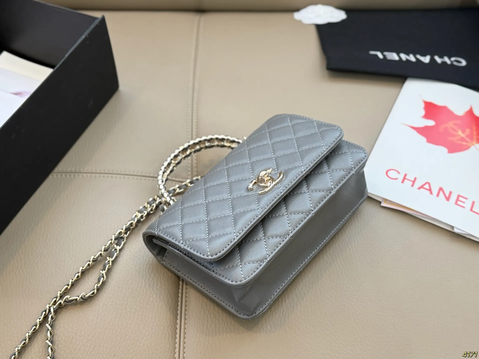 ¥135 香奈儿Chanelwoc 限量版手柄发财包 好看不止是一点,具备优雅的高级气质 第一眼看到就深深爱上。 颜值不必说 直接闭眼入不会错 尺寸19 12