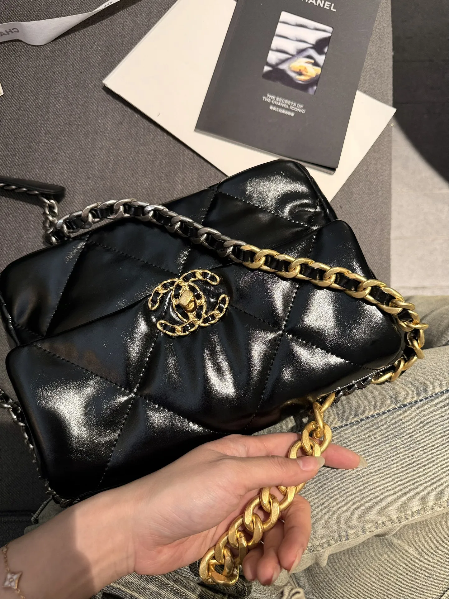 油蜡牛皮p160 折叠礼盒包装 原单专柜品质 Chanel 19 最近好多明星都在背Chanel 19 这款包是由老佛爷Karl Lagerfeld和Chanel现任创意总监Virginie Viard共同创作完成的!所以整体造型延续了经典的元素,又多了些特别的小设计。周迅、刘雯、欧阳娜娜、宋茜、娜扎最近都背了这款19。这款全新推出的#香奈儿19手袋#大家爱吗f?尺寸26cm