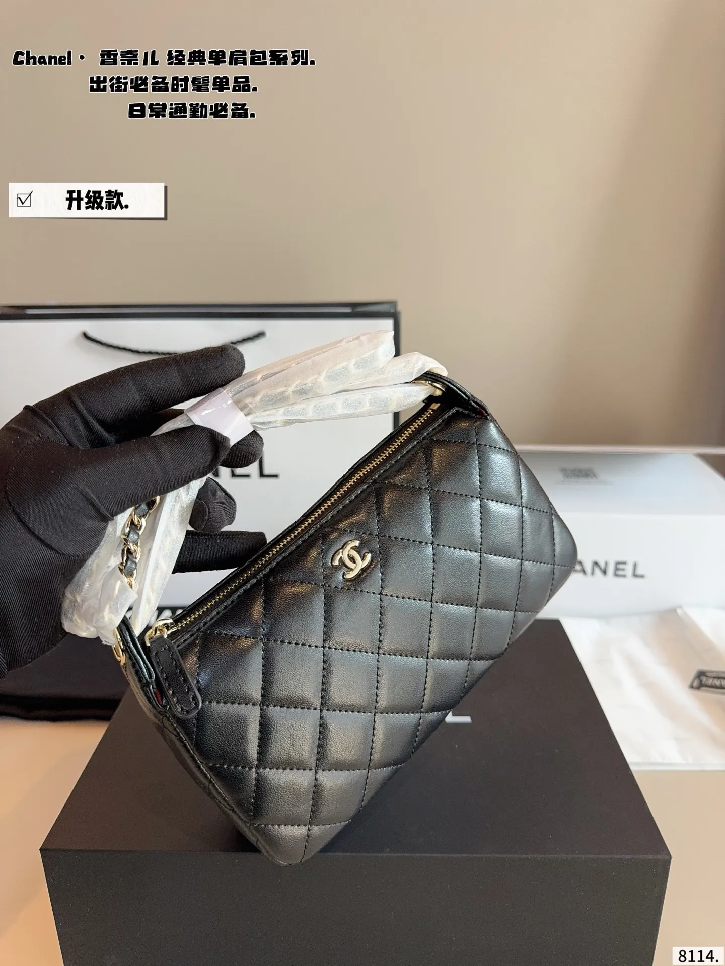 p160配礼盒🎁. 香奈儿 Chanel.腋下包. 时髦拿捏住啦 不显老气好好搭啊 而且貌美气质加成好高的呀～ 爱死了这份从容优雅尺寸：21*6*12cm