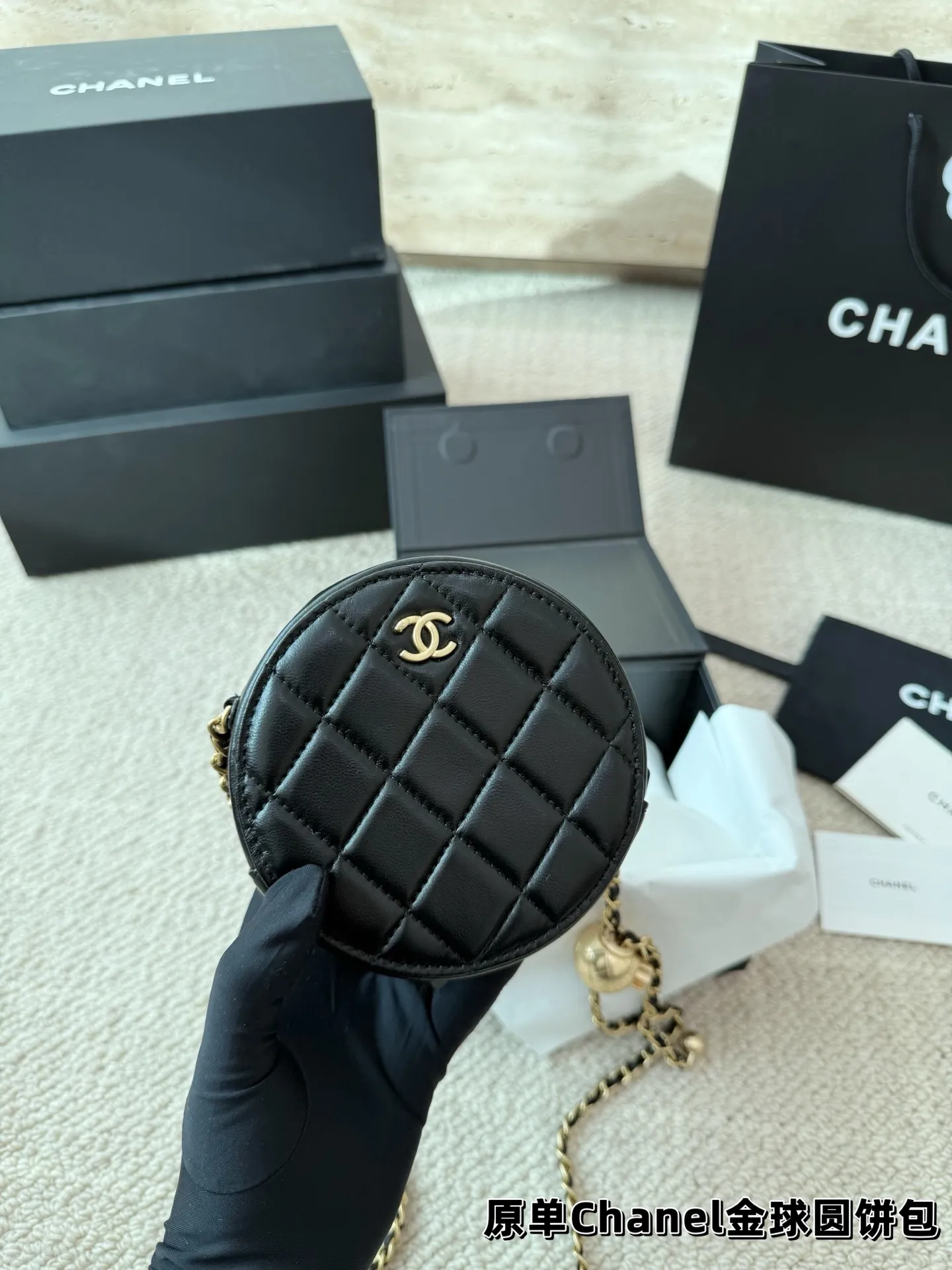 P145 礼盒🎁 香奈儿 Chanel 金球小圆饼包 今天给大家介绍的是小香家的新款金 球圆饼包包,因为起仙女版的造型,结合了香奈儿 家所有的经典元素,又多了一份精致可爱,所以也 导致了很多香粉被深深种草,不能自拔,来看看这款如此火爆包包的逆天颜值吧! 尺寸12.12