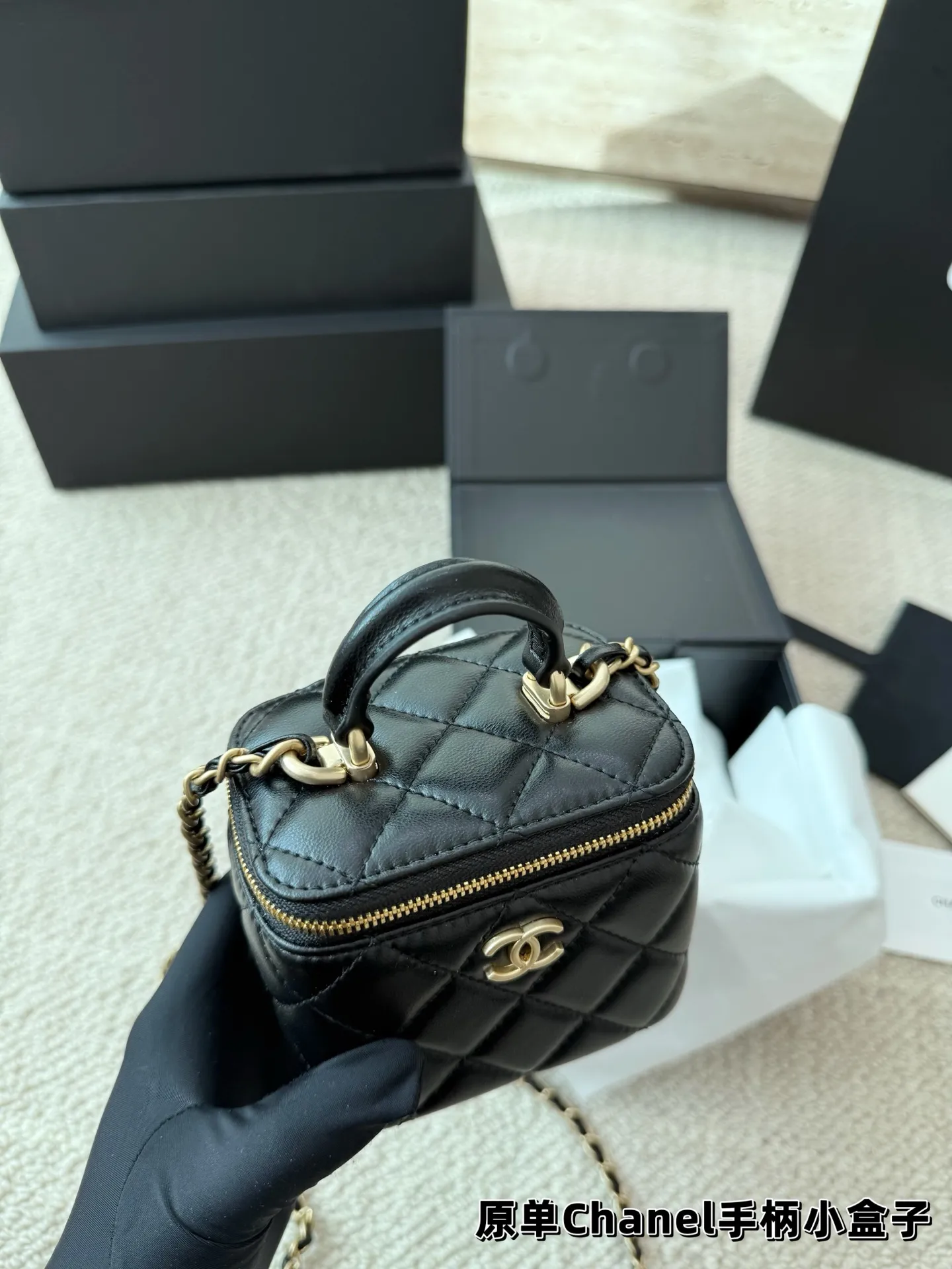 P130 礼盒🎁 size：11&times;8.5cm 可可爱爱的小mini 太可爱啦 香奈儿Chanel 新品口红包/盒子包 手提化妆小盒子 出街打开能补妆 关上能拗造型