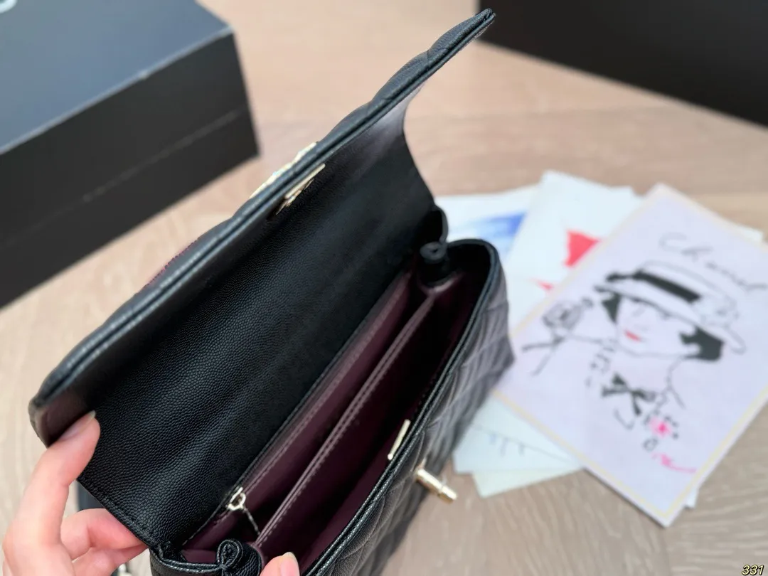 &yen;190全套飞机盒包装 香奈儿Chanel 专柜不见踪影Coco Handle 究竟怎么样? 如果你的衣帽间中还没有-款小香包包，但是又不知道入哪款不亏，那今天帮你解决这个难题高颜值，实 用百搭，通勤你都可以同时拥有，Coco Handle 可以说是chanle必入款! 这款憨豆包是CF的经典重现，菱格、双C Logo、皮穿链，都在致敬经典，而手柄却是让人最爱的地方@@极具美感的半圆手柄，穿皮链条可以随时拆卸，这款包型 小号22 14 cm 寸适中，各种身高的女性都适合，大号偏大，个子高的女生驾驭很有气场。可以放日常出行的大部分必需品，里面还有一个隔层,装手机，卡包，粉饼，口红，纸巾和钥匙等是比较容易的