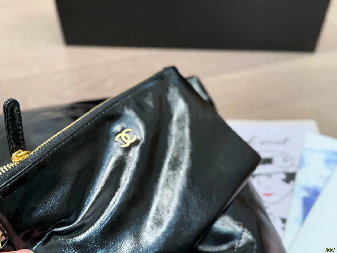 ¥180全套飞机盒包装 油蜡皮香奈儿金币包购物袋 Chanel22bag垃圾袋真的太美啦 高级的情冷感扑面而来 超级酷 可盐可甜 给你淡淡的清新 日常出街首选 尺寸:39 42