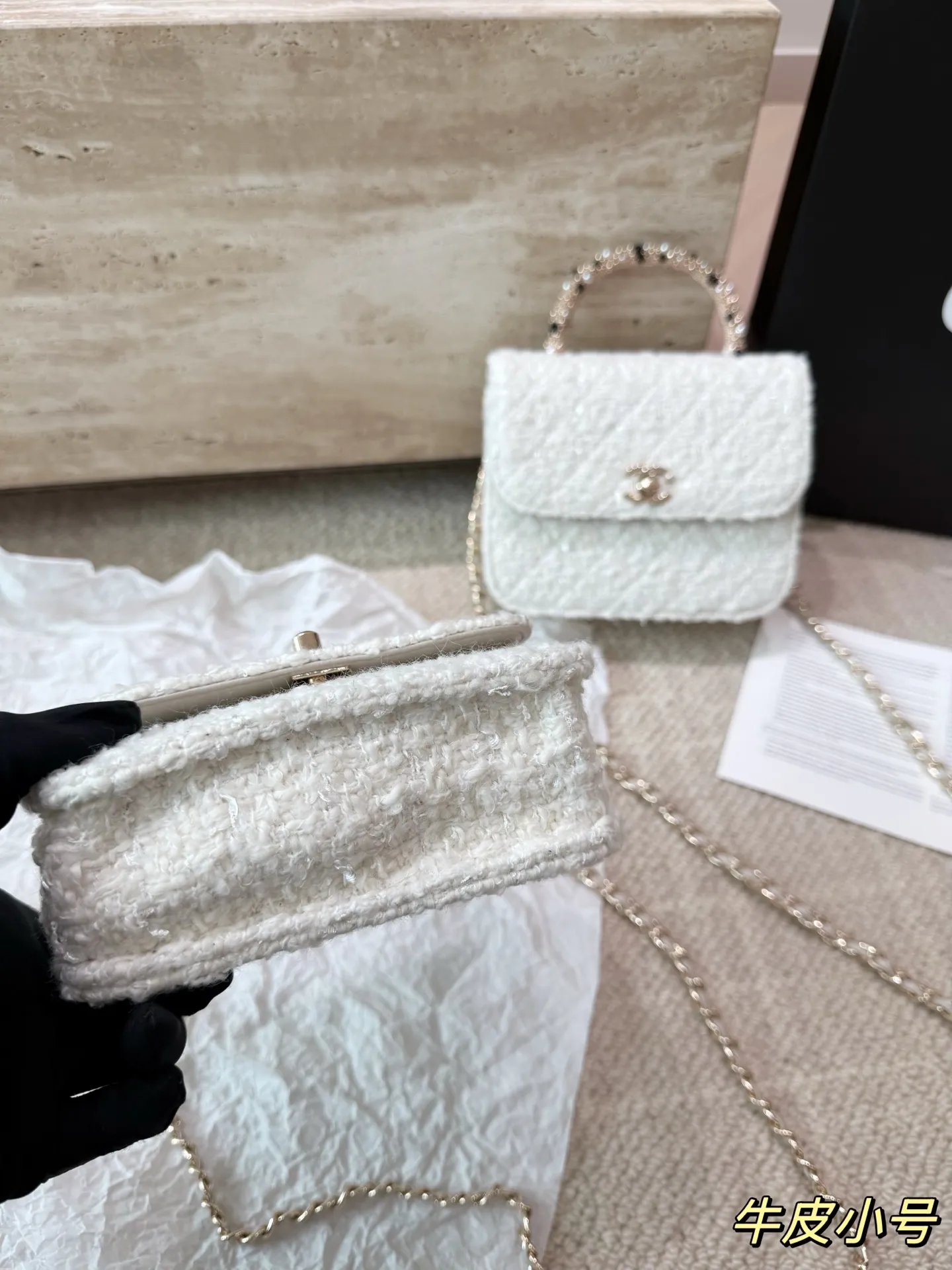 复刻版 P210 P200 chanel 香奈儿26C珍珠手柄手袋 香奈儿26C早春度假系列珍珠手柄手袋，白色粗花呢+经典菱格纹，金色双C标志超有辨识度艹。手柄点缀珍珠和黑色元素，精致又优雅，手提or晚宴包都很出彩！尺寸小巧，日常出行、搭配礼服都OK，实用又时髦，收藏控必入！ 尺寸 16 13cm 14 11cm