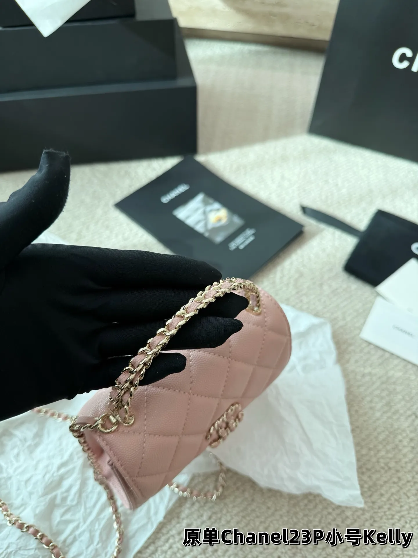 P155 鱼子酱 香奈儿chanel kelly 手柄链条包 手柄精致，皮质是耐用的荔枝牛皮 白色很美很美 黑色很经典很经典 手柄可拎、单肩可背、斜挎可背 礼盒包装🎁 尺寸13.14