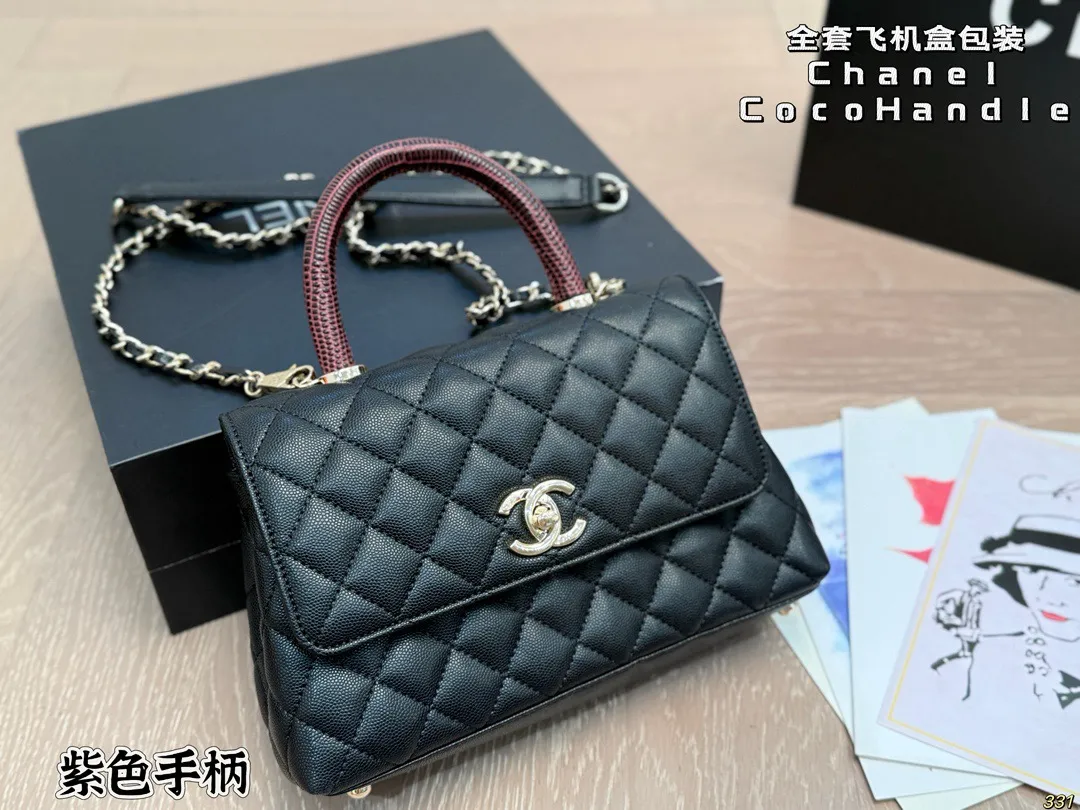 &yen;190全套飞机盒包装 香奈儿Chanel 专柜不见踪影Coco Handle 究竟怎么样? 如果你的衣帽间中还没有-款小香包包，但是又不知道入哪款不亏，那今天帮你解决这个难题高颜值，实 用百搭，通勤你都可以同时拥有，Coco Handle 可以说是chanle必入款! 这款憨豆包是CF的经典重现，菱格、双C Logo、皮穿链，都在致敬经典，而手柄却是让人最爱的地方@@极具美感的半圆手柄，穿皮链条可以随时拆卸，这款包型 小号22 14 cm 寸适中，各种身高的女性都适合，大号偏大，个子高的女生驾驭很有气场。可以放日常出行的大部分必需品，里面还有一个隔层,装手机，卡包，粉饼，口红，纸巾和钥匙等是比较容易的