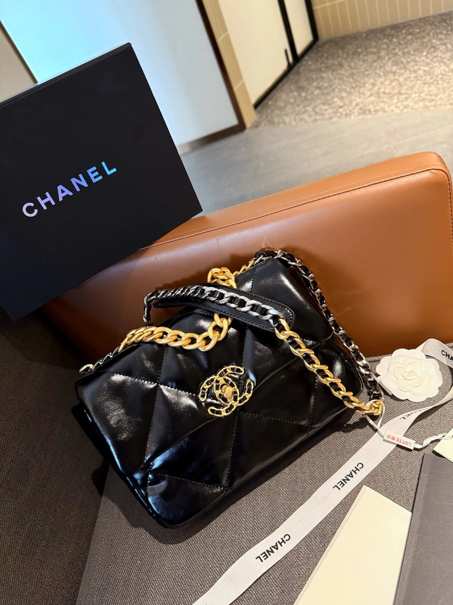 油蜡牛皮p160 折叠礼盒包装 原单专柜品质 Chanel 19 最近好多明星都在背Chanel 19 这款包是由老佛爷Karl Lagerfeld和Chanel现任创意总监Virginie Viard共同创作完成的！所以整体造型延续了经典的元素，又多了些特别的小设计。周迅、刘雯、欧阳娜娜、宋茜、娜扎最近都背了这款19。这款全新推出的#香奈儿19手袋#大家爱吗f？尺寸26cm