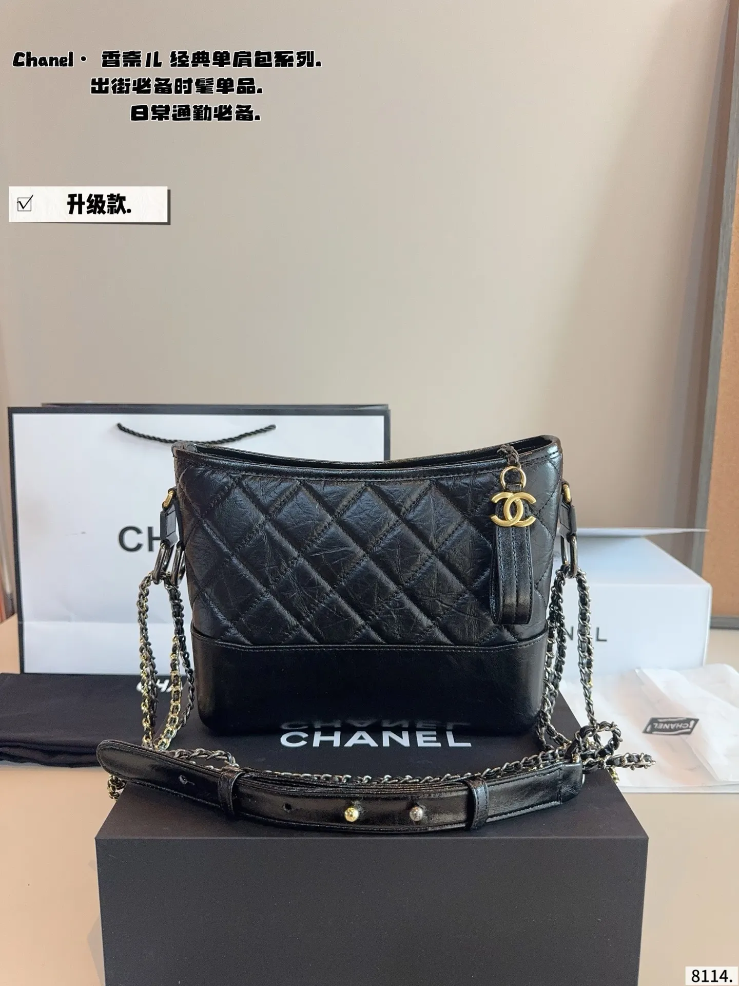 p200配礼盒🎁. Chanel香奈儿流浪包～流浪包推出以来一路门到现在，真的难买！实物比我拍的照片更好看啊！！ ! 哭了，配色不但上镜，还耐看可，不然分分钟爱到怀疑人生，西装可以分两根肩带斜背，穿衬衫搭裙子的时候单肩背，穿什么都百搭怎么背都好看 尺寸：24*6*18cm