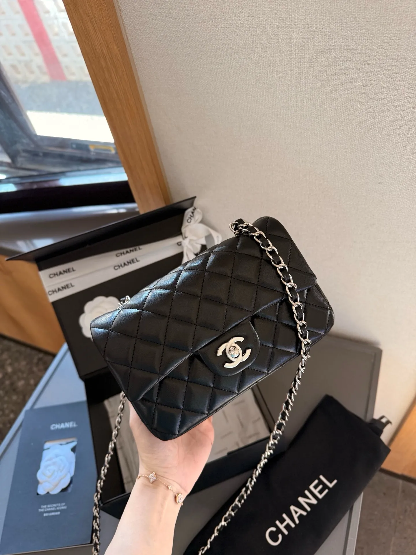 p150 折叠礼盒包装 Chanel 小香大mini cf 香奈儿/Chanel。菱格方胖子 夏季爆款 经典方胖子链条包 优质羊皮纹 手感超级好 原版五金 超级大牌 以华丽高贵的外形成为当下最炙手可热之作💋人手必备,明星热捧,精匠之作。尺寸 20cm