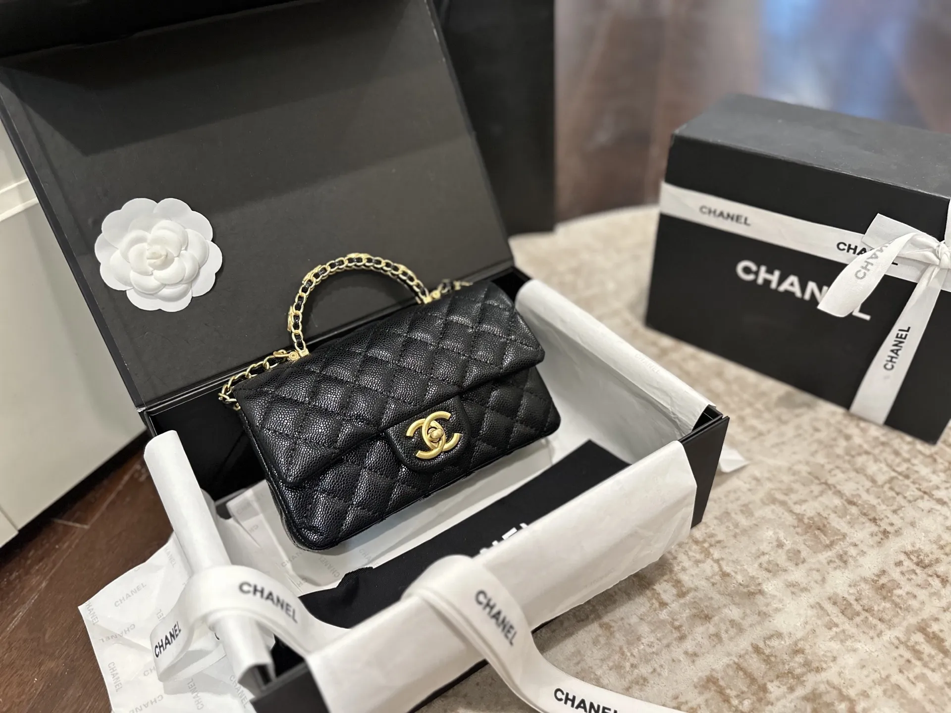 p140 折叠礼盒包装 Chanel 香奈儿大mini手柄太难了!!!香奈儿Chanel 25手柄 cf mini最近热度很高 cm super难买尺寸觉得cfmini太普通的一定要看看这个款手柄太闪了blingbling的公主包 尺寸 20cm