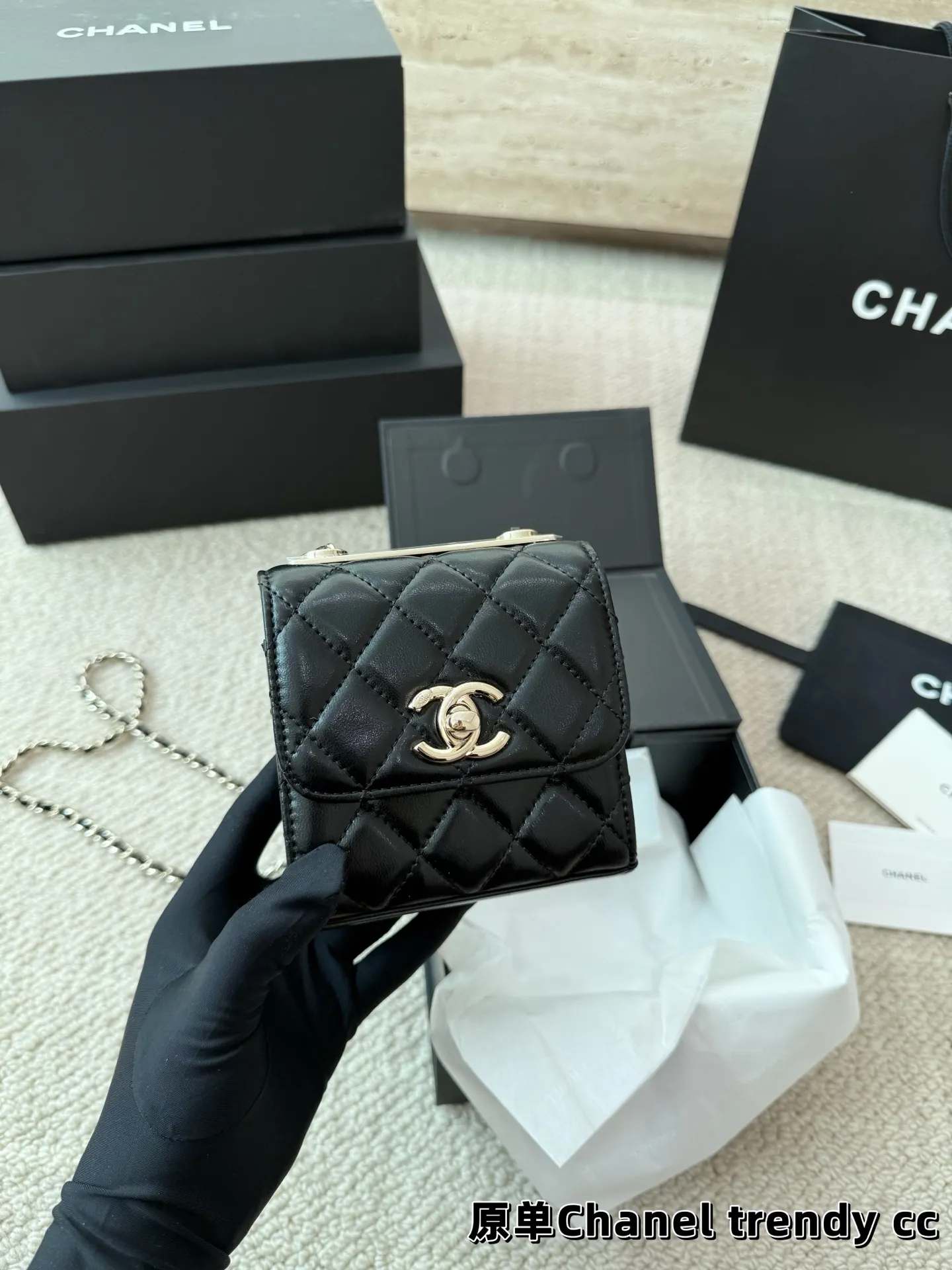 P140 礼盒🎁 香奈儿Chanel trendy cc 时髦✔️又可当小挎包！ 高级的黑金配色很有𝐕𝐢𝐧𝐭𝐚𝐠𝐞的味道〰️ 即使穿的很简洁 配上它也瞬间𝐂𝐇𝐢𝐜 爱了 爱了~ 尺寸11.11