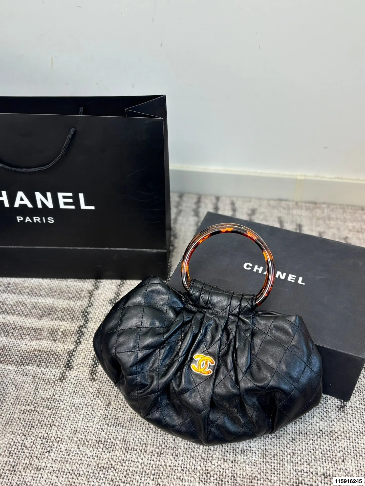 p145 配折叠盒 Chanel 26C玳瑁手柄福袋包 Chanel 26C早春系列福袋包,黑色麂皮+玳瑁色手柄,复古优雅感满满十。经典菱格纹缝线+双CLogo,细节超精致,手机小物轻松收纳,麂皮柔软,秋冬搭配超有氛围感 。玳瑁手柄光泽感强,手提或复古风都很出彩,实用又时髦,是热门单品! 尺寸 30.20