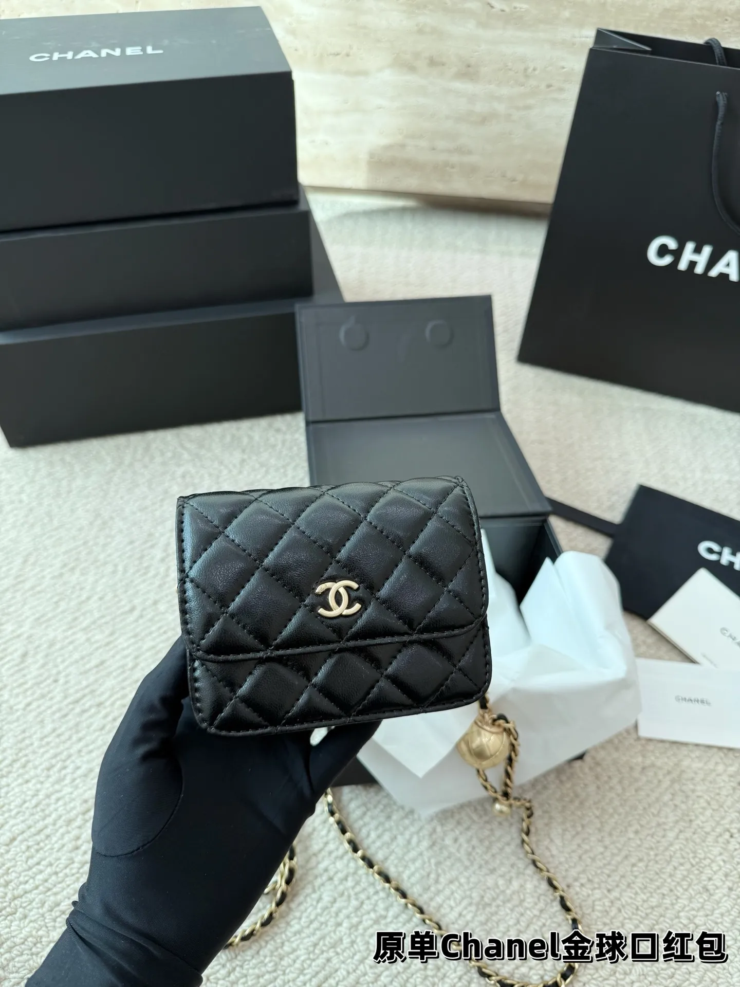 P120 礼盒🎁 香奈儿Chanel 金球口红包 当腰包𝐡𝐢𝐧时髦✔️又可当小挎包！ 高级的黑金配色很有𝐕𝐢𝐧𝐭𝐚𝐠𝐞的味道〰️ 即使穿的很简洁 配上它也瞬间𝐂𝐇𝐢𝐜 爱了 爱了~ 尺寸10.12