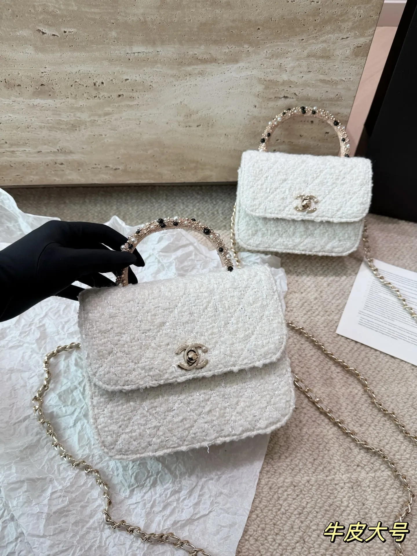 复刻版 P210 P200 chanel 香奈儿26C珍珠手柄手袋 香奈儿26C早春度假系列珍珠手柄手袋，白色粗花呢+经典菱格纹，金色双C标志超有辨识度艹。手柄点缀珍珠和黑色元素，精致又优雅，手提or晚宴包都很出彩！尺寸小巧，日常出行、搭配礼服都OK，实用又时髦，收藏控必入！ 尺寸 16 13cm 14 11cm
