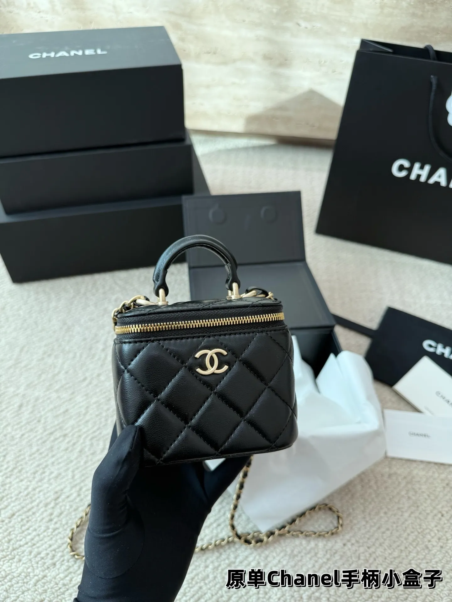 P130 礼盒🎁 size:11×8.5cm 可可爱爱的小mini 太可爱啦 香奈儿Chanel 新品口红包/盒子包 手提化妆小盒子 出街打开能补妆 关上能拗造型