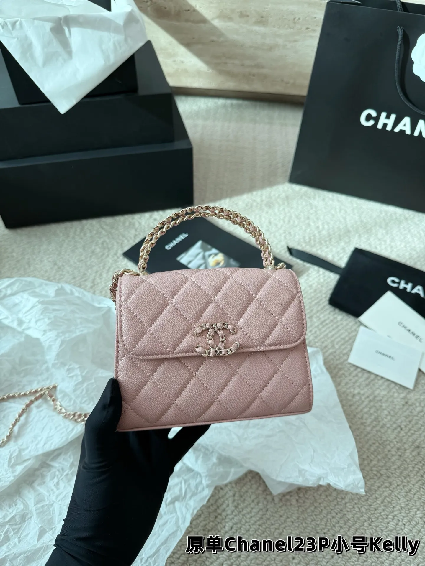 P155 鱼子酱 香奈儿chanel kelly 手柄链条包 手柄精致，皮质是耐用的荔枝牛皮 白色很美很美 黑色很经典很经典 手柄可拎、单肩可背、斜挎可背 礼盒包装🎁 尺寸13.14