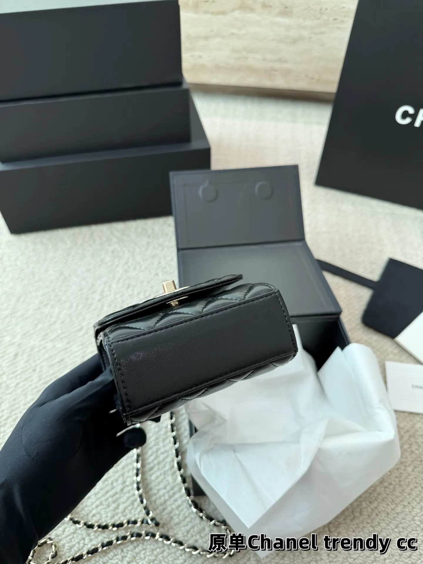 P140 礼盒🎁 香奈儿Chanel trendy cc 时髦✔️又可当小挎包! 高级的黑金配色很有𝐕𝐢𝐧𝐭𝐚𝐠𝐞的味道〰️ 即使穿的很简洁 配上它也瞬间𝐂𝐇𝐢𝐜 爱了 爱了~ 尺寸11.11
