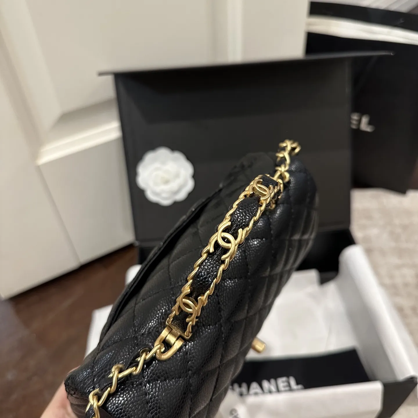 p140 折叠礼盒包装 Chanel 香奈儿大mini手柄太难了！！！香奈儿Chanel 25手柄 cf mini最近热度很高 cm super难买尺寸觉得cfmini太普通的一定要看看这个款手柄太闪了blingbling的公主包 尺寸 20cm