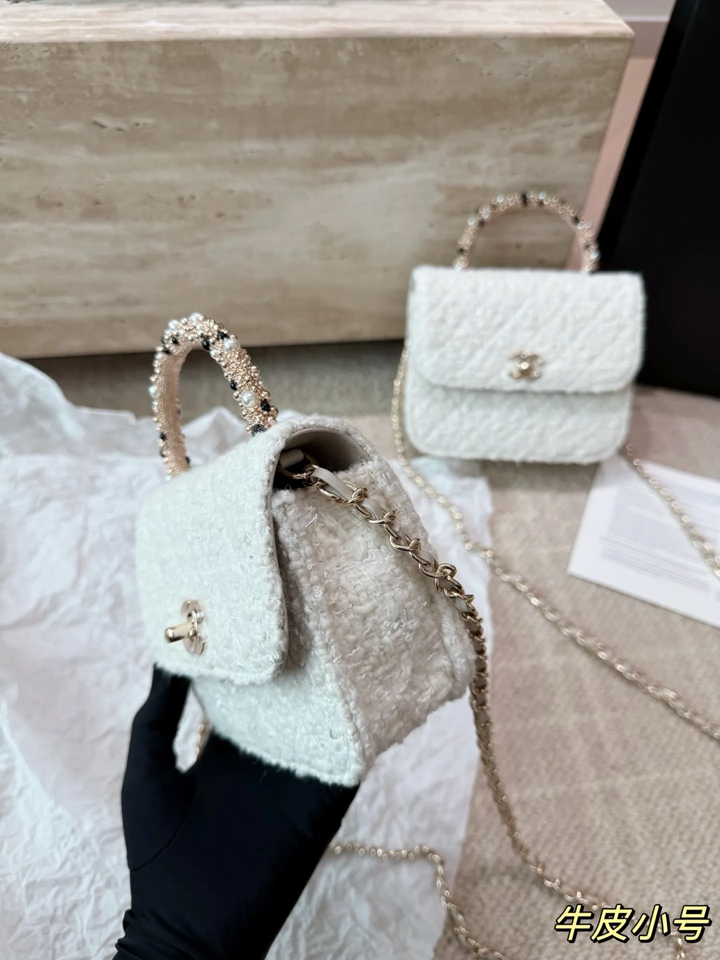 复刻版 P210 P200 chanel 香奈儿26C珍珠手柄手袋 香奈儿26C早春度假系列珍珠手柄手袋，白色粗花呢+经典菱格纹，金色双C标志超有辨识度艹。手柄点缀珍珠和黑色元素，精致又优雅，手提or晚宴包都很出彩！尺寸小巧，日常出行、搭配礼服都OK，实用又时髦，收藏控必入！ 尺寸 16 13cm 14 11cm