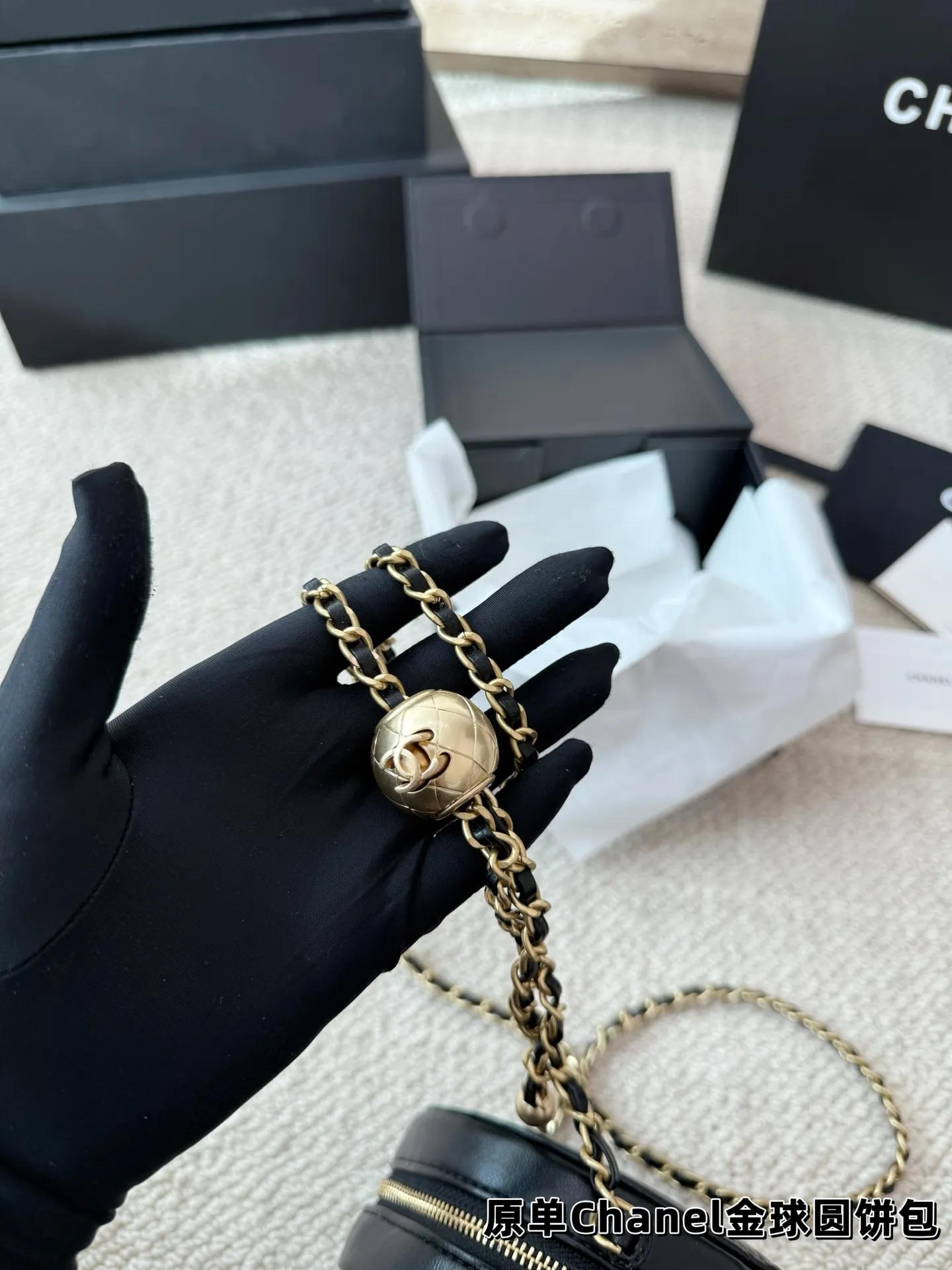 P145 礼盒🎁 香奈儿 Chanel 金球小圆饼包 今天给大家介绍的是小香家的新款金 球圆饼包包，因为起仙女版的造型，结合了香奈儿 家所有的经典元素，又多了一份精致可爱，所以也 导致了很多香粉被深深种草，不能自拔，来看看这款如此火爆包包的逆天颜值吧！ 尺寸12.12