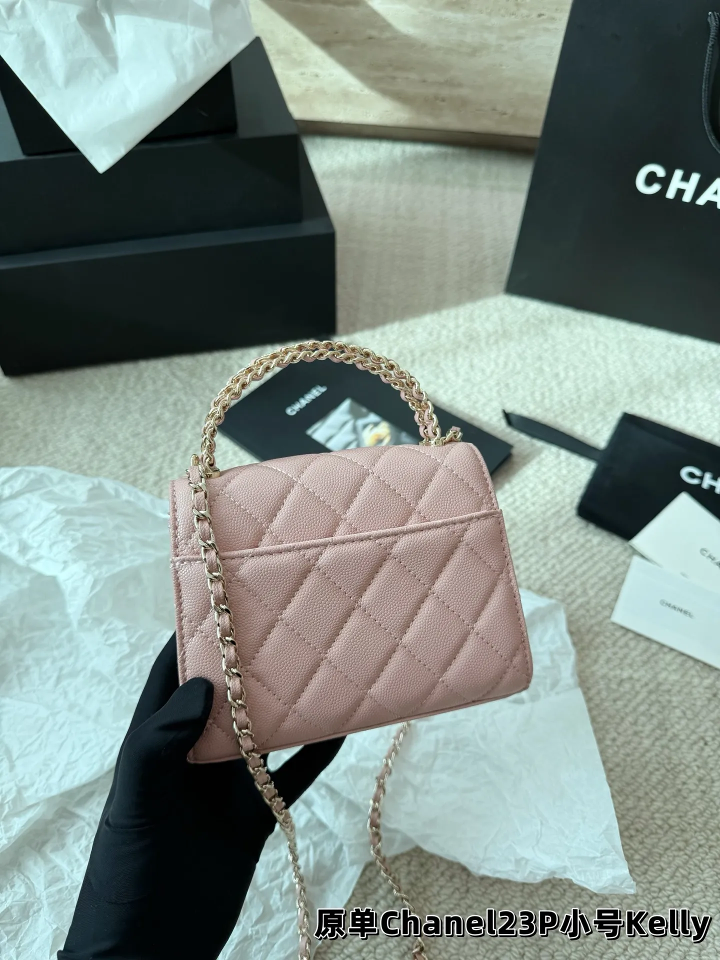P155 鱼子酱 香奈儿chanel kelly 手柄链条包 手柄精致，皮质是耐用的荔枝牛皮 白色很美很美 黑色很经典很经典 手柄可拎、单肩可背、斜挎可背 礼盒包装🎁 尺寸13.14