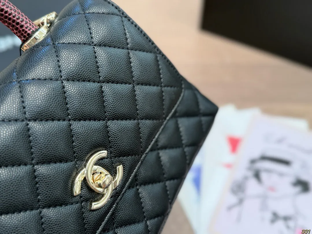 &yen;190全套飞机盒包装 香奈儿Chanel 专柜不见踪影Coco Handle 究竟怎么样? 如果你的衣帽间中还没有-款小香包包，但是又不知道入哪款不亏，那今天帮你解决这个难题高颜值，实 用百搭，通勤你都可以同时拥有，Coco Handle 可以说是chanle必入款! 这款憨豆包是CF的经典重现，菱格、双C Logo、皮穿链，都在致敬经典，而手柄却是让人最爱的地方@@极具美感的半圆手柄，穿皮链条可以随时拆卸，这款包型 小号22 14 cm 寸适中，各种身高的女性都适合，大号偏大，个子高的女生驾驭很有气场。可以放日常出行的大部分必需品，里面还有一个隔层,装手机，卡包，粉饼，口红，纸巾和钥匙等是比较容易的