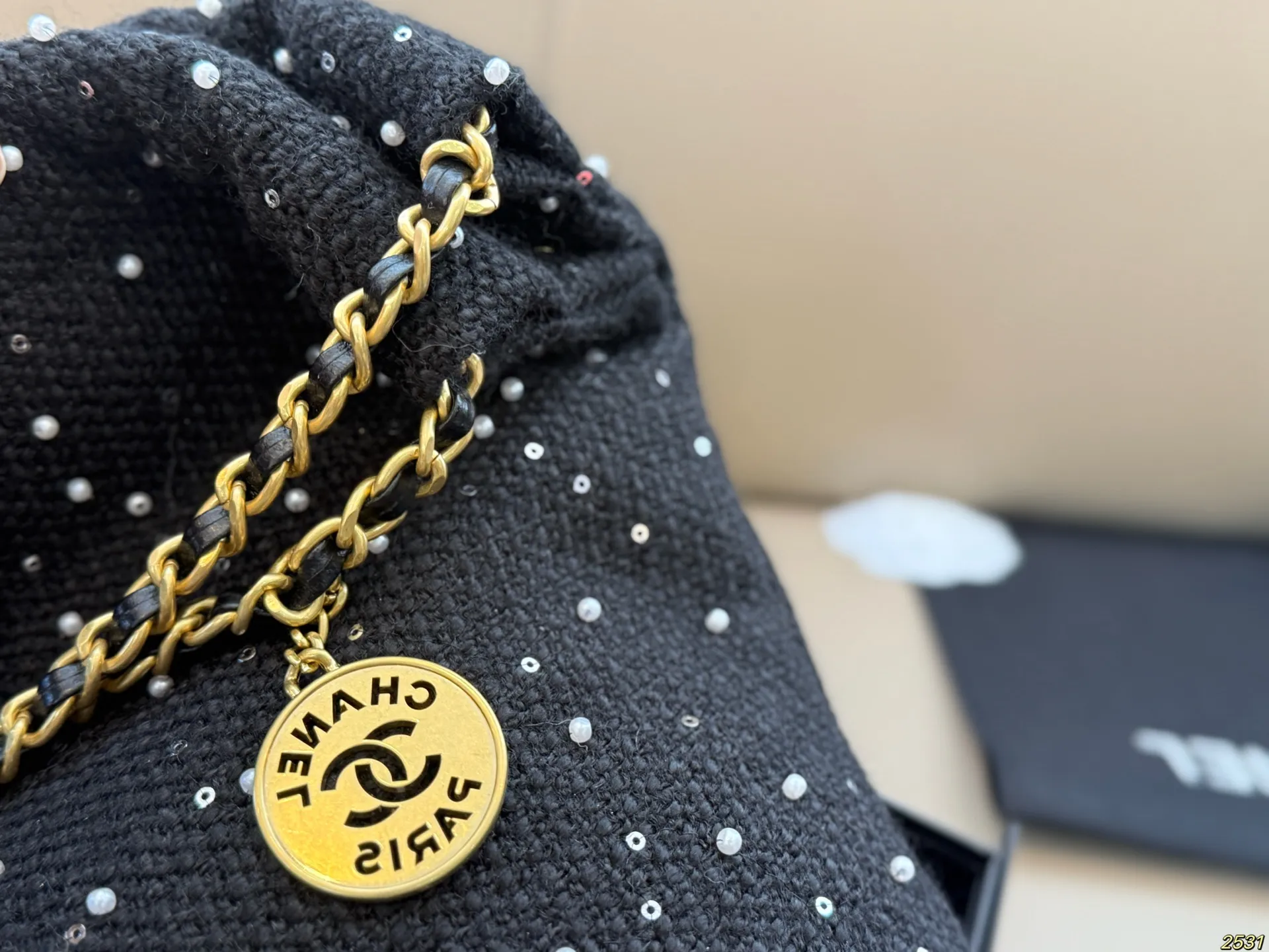 ¥170折叠盒 香奈儿金币包购物袋 Chanel22bag垃圾袋真的太美啦 高级的情冷感扑面而来 超级酷 可盐可甜 给你淡淡的清新 日常出街首选 尺寸:29 29