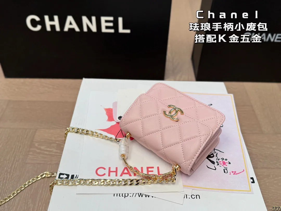 💰140 配盒 size:13*10cm 小香家 22s珐琅手柄小废包/零钱包/口红包 搭配K金五金 简直无法抗拒 coco珐琅镂空手柄能不爱吗