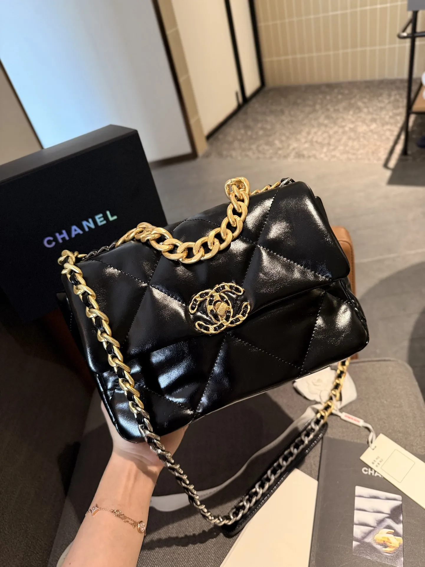 油蜡牛皮p160 折叠礼盒包装 原单专柜品质 Chanel 19 最近好多明星都在背Chanel 19 这款包是由老佛爷Karl Lagerfeld和Chanel现任创意总监Virginie Viard共同创作完成的!所以整体造型延续了经典的元素,又多了些特别的小设计。周迅、刘雯、欧阳娜娜、宋茜、娜扎最近都背了这款19。这款全新推出的#香奈儿19手袋#大家爱吗f?尺寸26cm