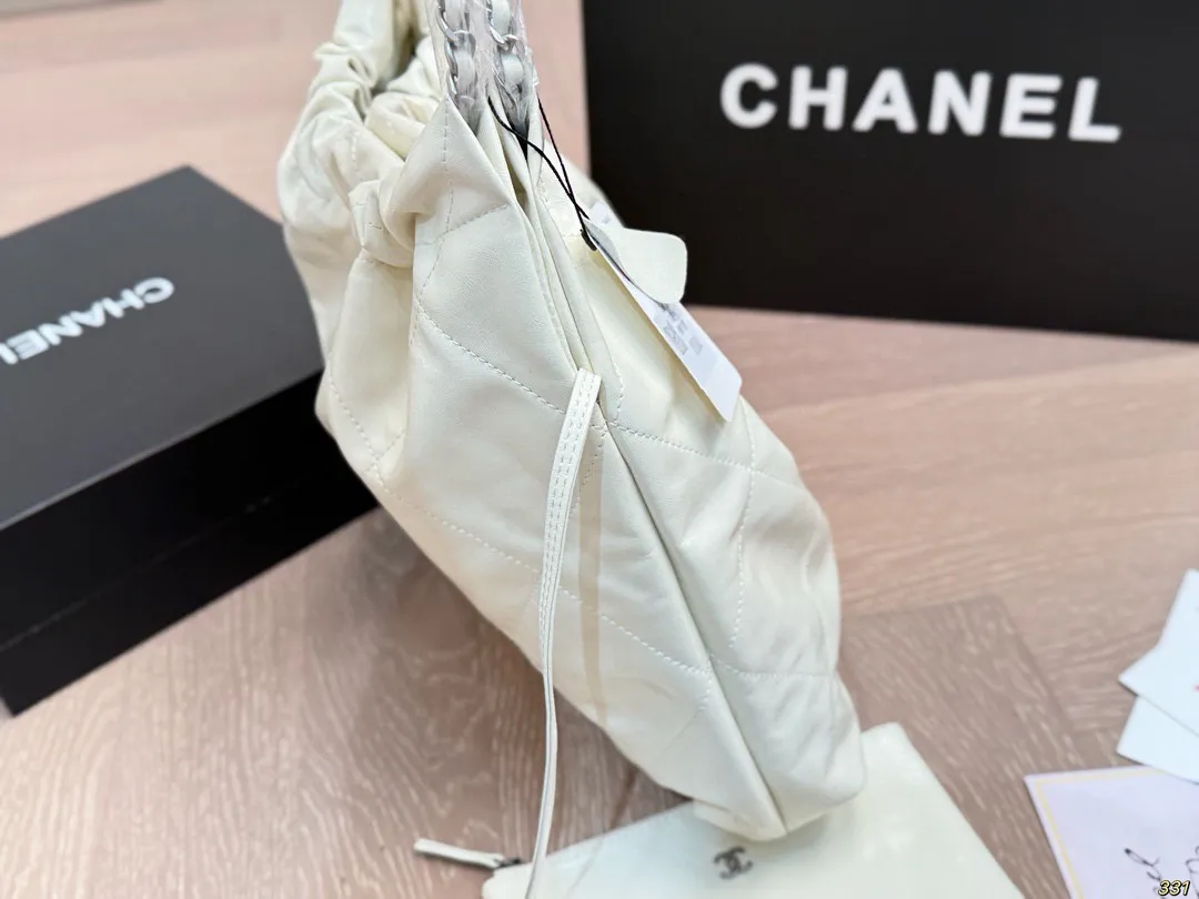 ¥180全套飞机盒包装 油蜡皮香奈儿金币包购物袋 Chanel22bag垃圾袋真的太美啦 高级的情冷感扑面而来 超级酷 可盐可甜 给你淡淡的清新 日常出街首选 尺寸:39 42