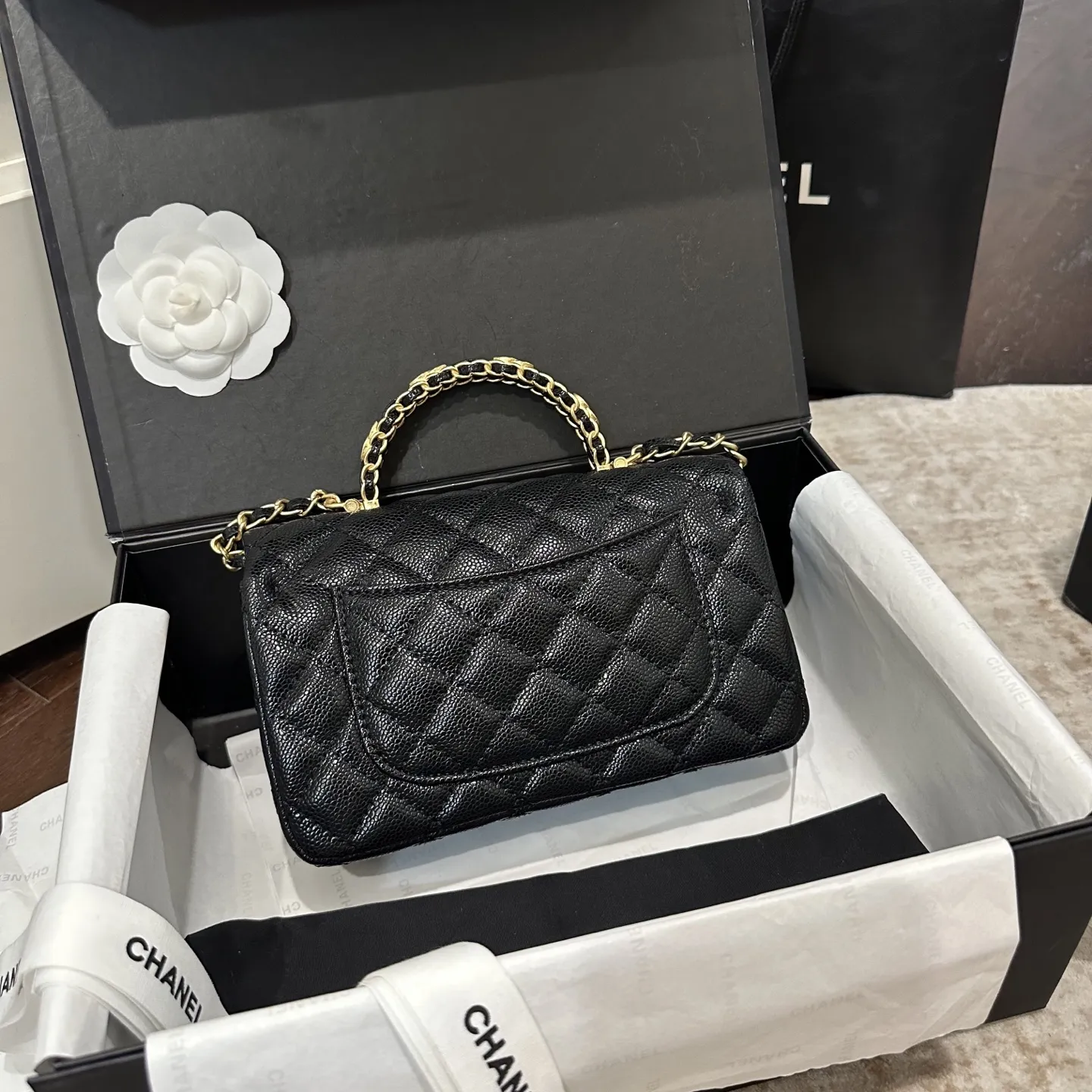 p140 折叠礼盒包装 Chanel 香奈儿大mini手柄太难了！！！香奈儿Chanel 25手柄 cf mini最近热度很高 cm super难买尺寸觉得cfmini太普通的一定要看看这个款手柄太闪了blingbling的公主包 尺寸 20cm