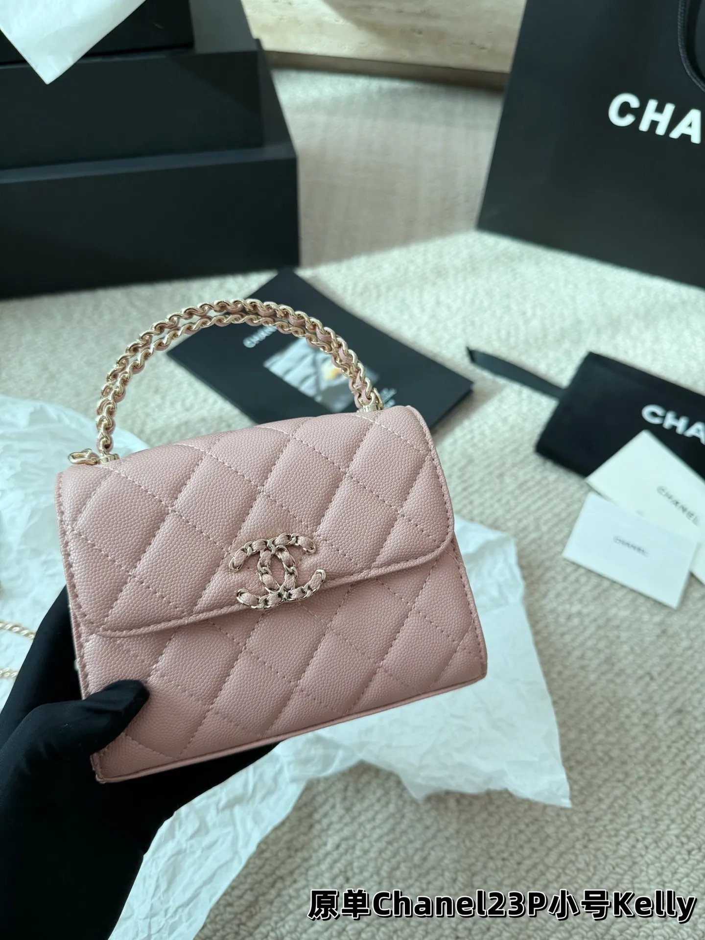 P155 鱼子酱 香奈儿chanel kelly 手柄链条包 手柄精致,皮质是耐用的荔枝牛皮 白色很美很美 黑色很经典很经典 手柄可拎、单肩可背、斜挎可背 礼盒包装🎁 尺寸13.14