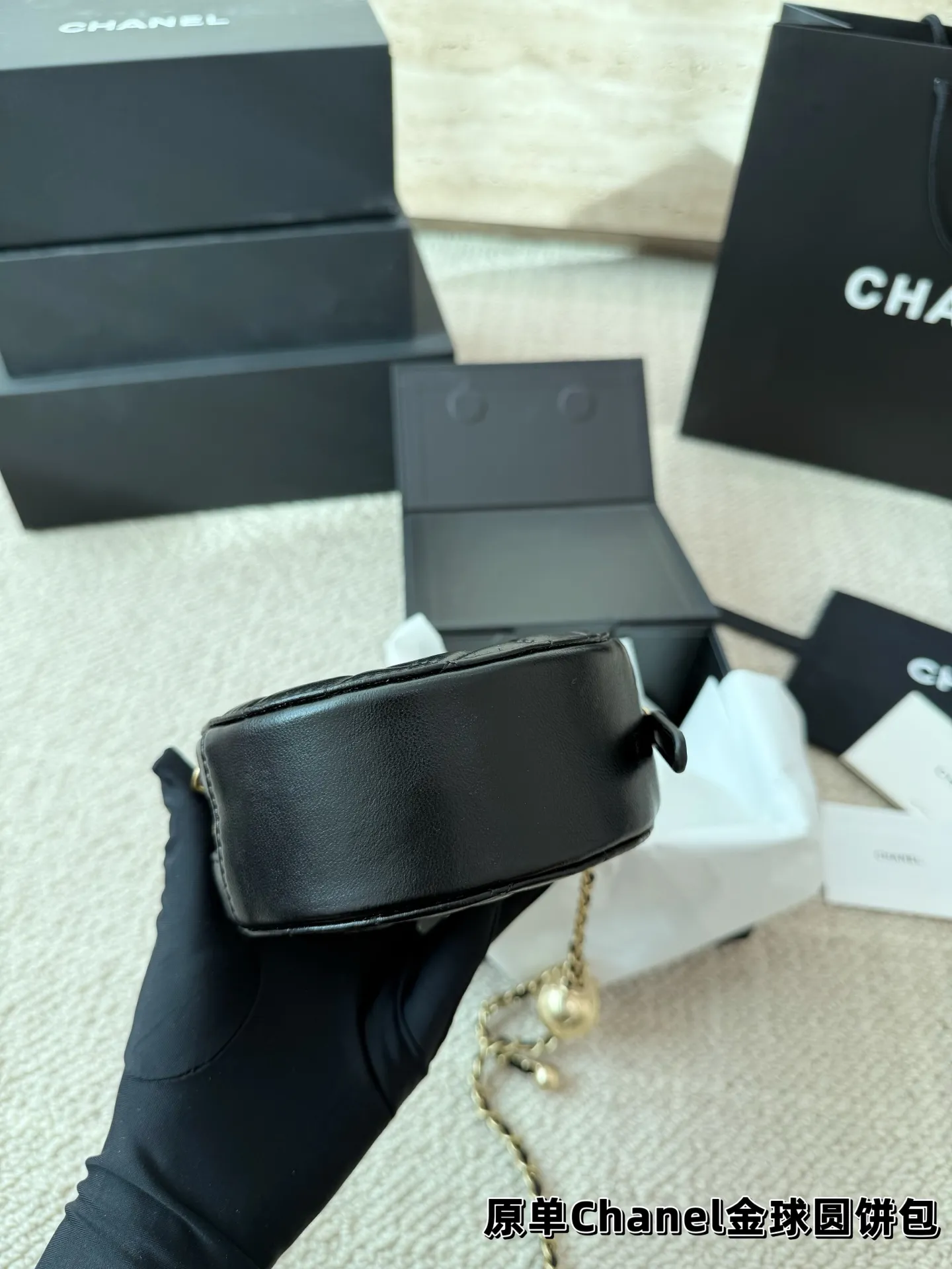 P145 礼盒🎁 香奈儿 Chanel 金球小圆饼包 今天给大家介绍的是小香家的新款金 球圆饼包包，因为起仙女版的造型，结合了香奈儿 家所有的经典元素，又多了一份精致可爱，所以也 导致了很多香粉被深深种草，不能自拔，来看看这款如此火爆包包的逆天颜值吧！ 尺寸12.12