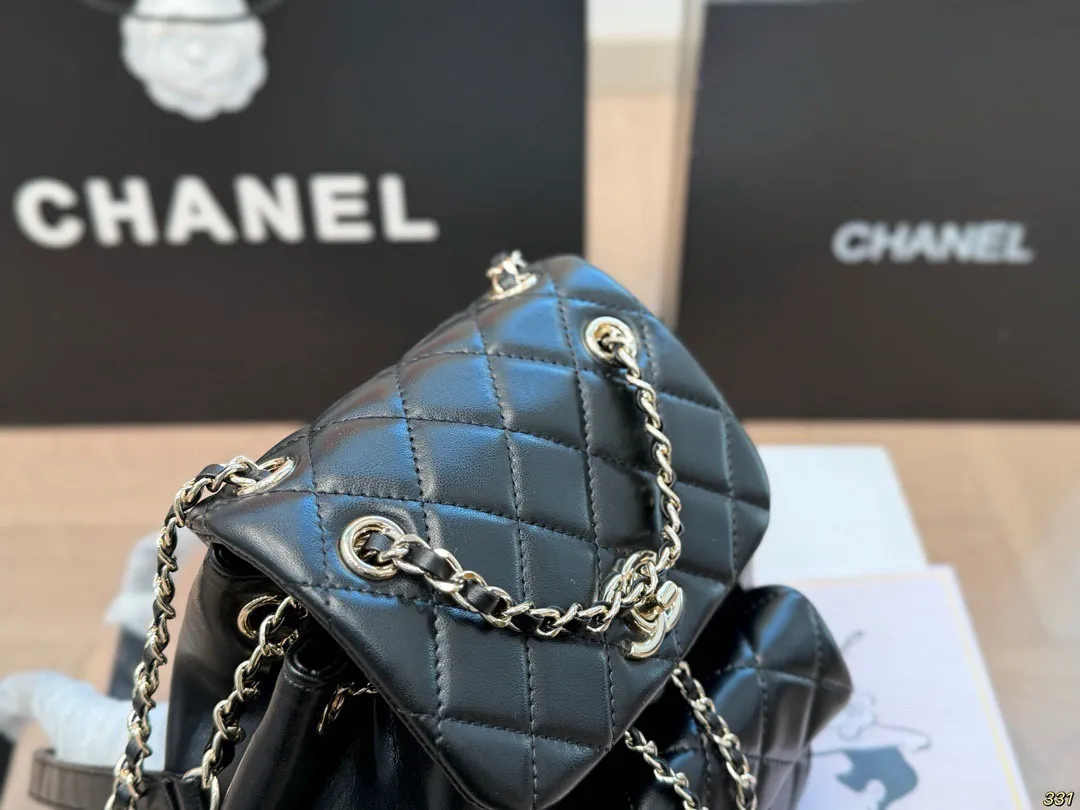 &yen;190全套飞机盒包装 香奈儿 Chanel双肩包 拿到手里才能感觉到它的魅力 经典百搭 优雅大气 时尚休闲 上身绝美 这份质感 小仙女们值得拥有 尺寸：17 18