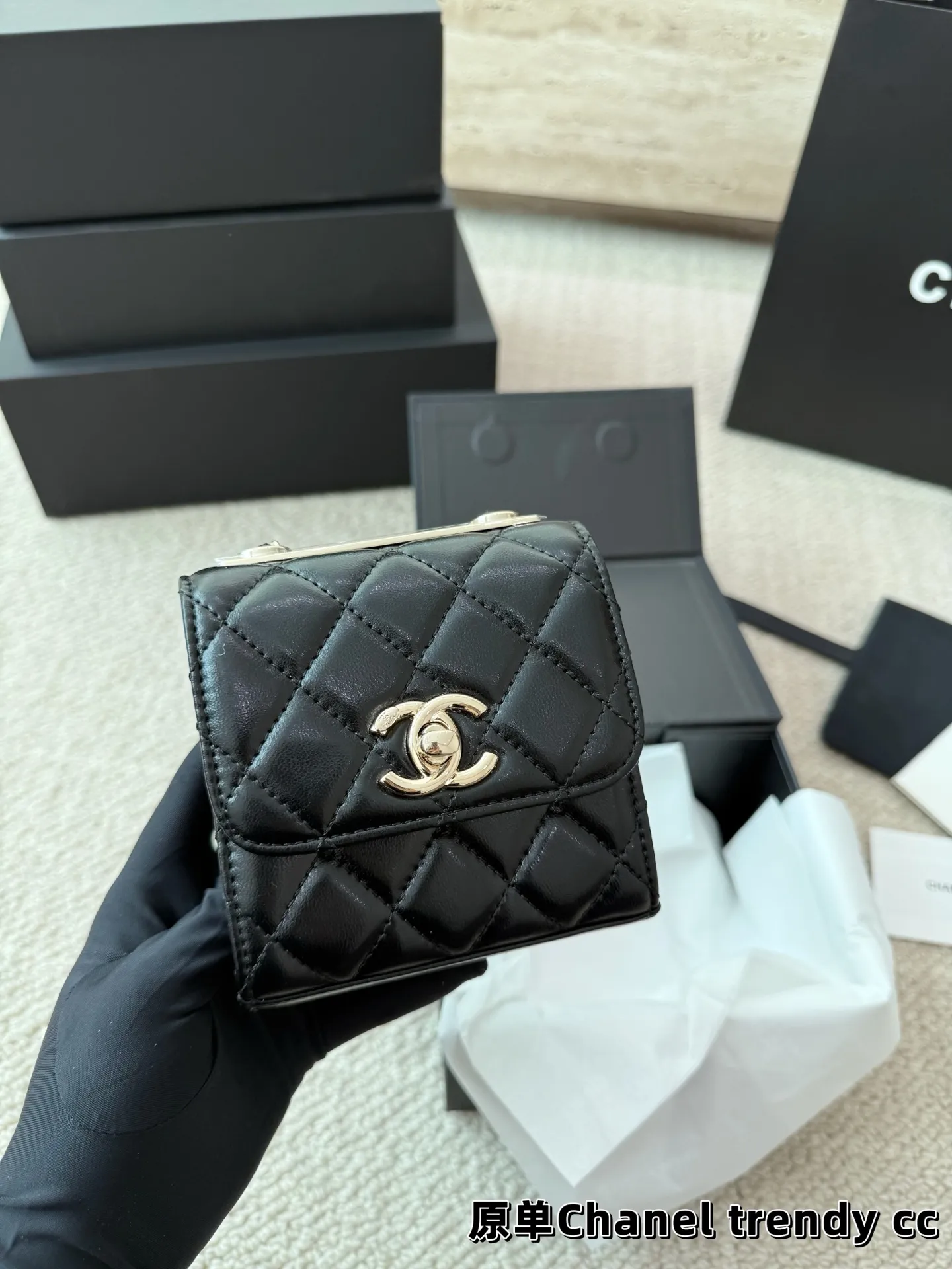 P140 礼盒🎁 香奈儿Chanel trendy cc 时髦✔️又可当小挎包! 高级的黑金配色很有𝐕𝐢𝐧𝐭𝐚𝐠𝐞的味道〰️ 即使穿的很简洁 配上它也瞬间𝐂𝐇𝐢𝐜 爱了 爱了~ 尺寸11.11