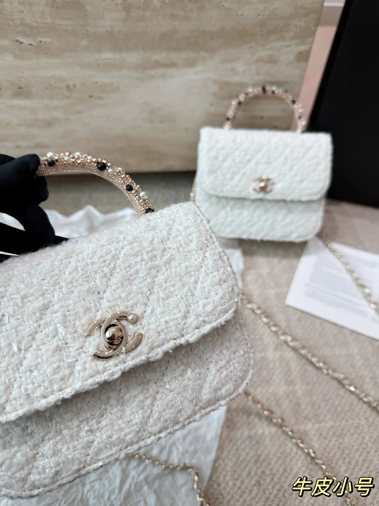 复刻版 P210 P200 chanel 香奈儿26C珍珠手柄手袋 香奈儿26C早春度假系列珍珠手柄手袋，白色粗花呢+经典菱格纹，金色双C标志超有辨识度艹。手柄点缀珍珠和黑色元素，精致又优雅，手提or晚宴包都很出彩！尺寸小巧，日常出行、搭配礼服都OK，实用又时髦，收藏控必入！ 尺寸 16 13cm 14 11cm